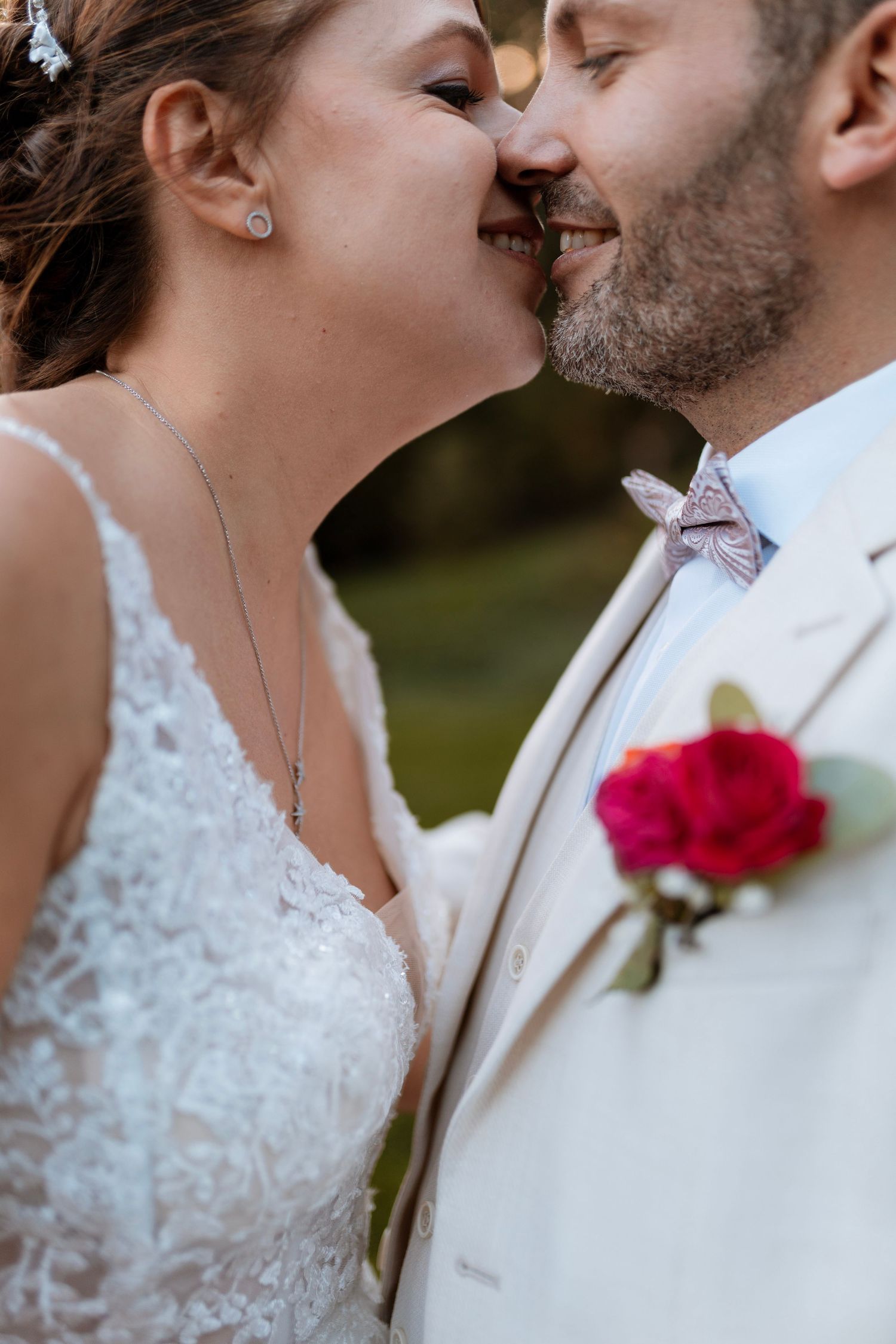 Couple de mariés, reportage mariage dans le Beaujolais, shooting couple, séance couple, Photographe de mariage, Lyon Beaujolais, golden hour