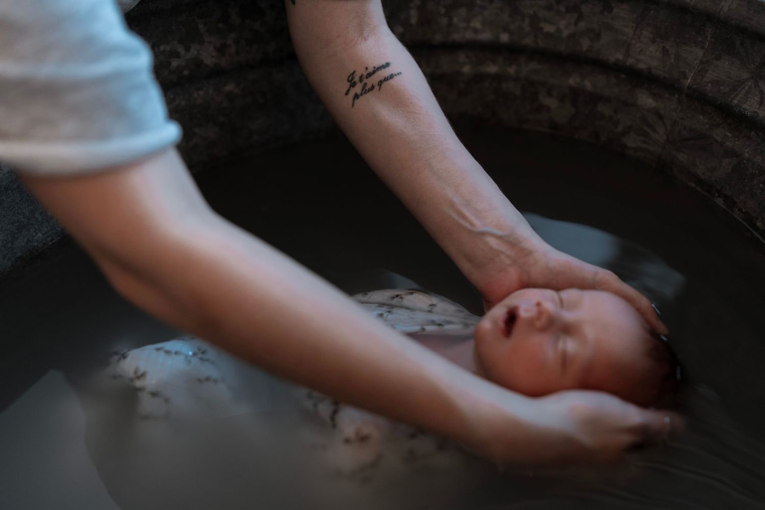 Séance photo naissance à Lyon bain thérapeutique photographié