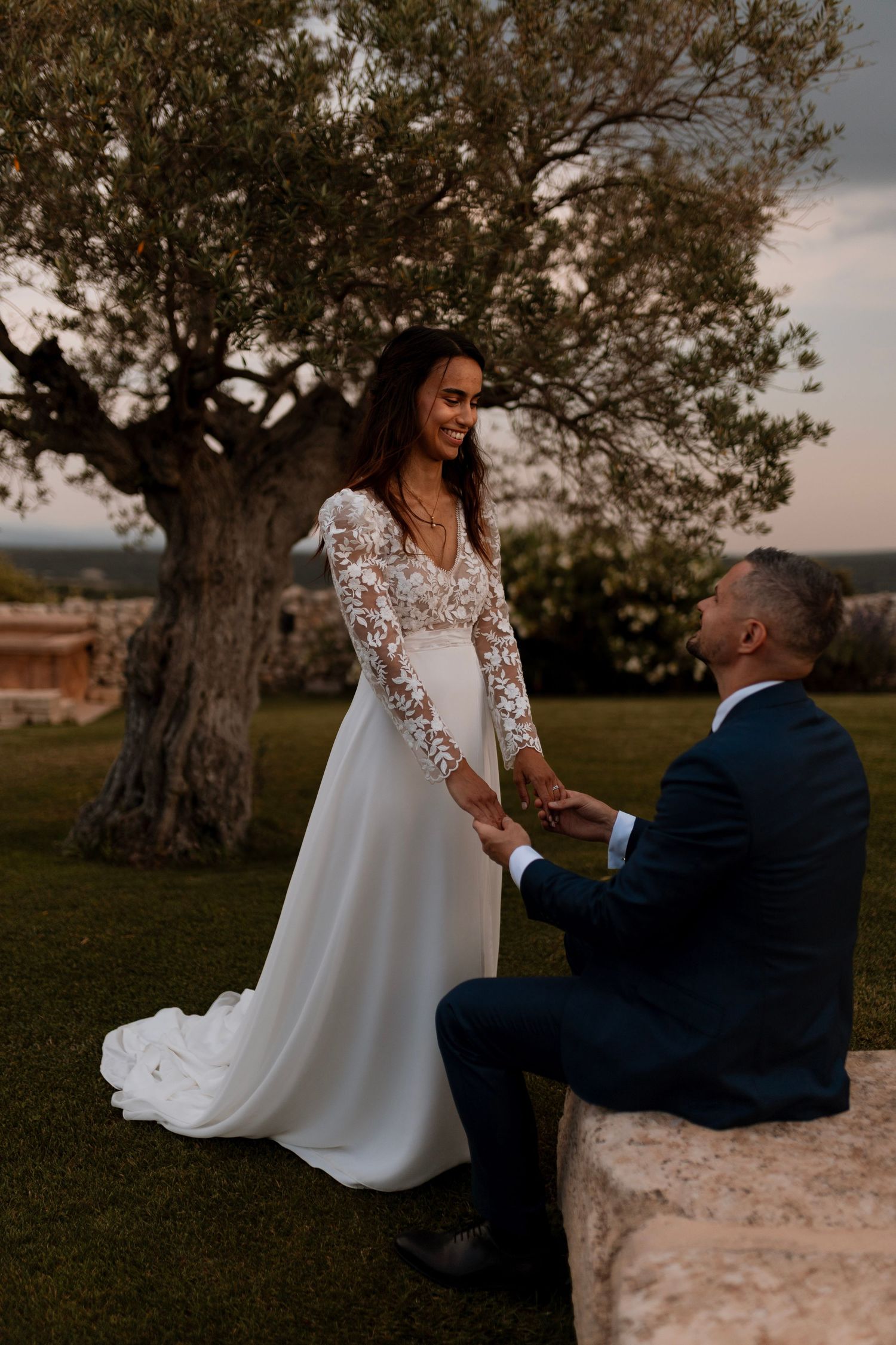 Couple de mariés, reportage mariage en Drôme Provencale, Provence, shooting couple, séance couple, Photographe de mariage, Lyon Beaujolais