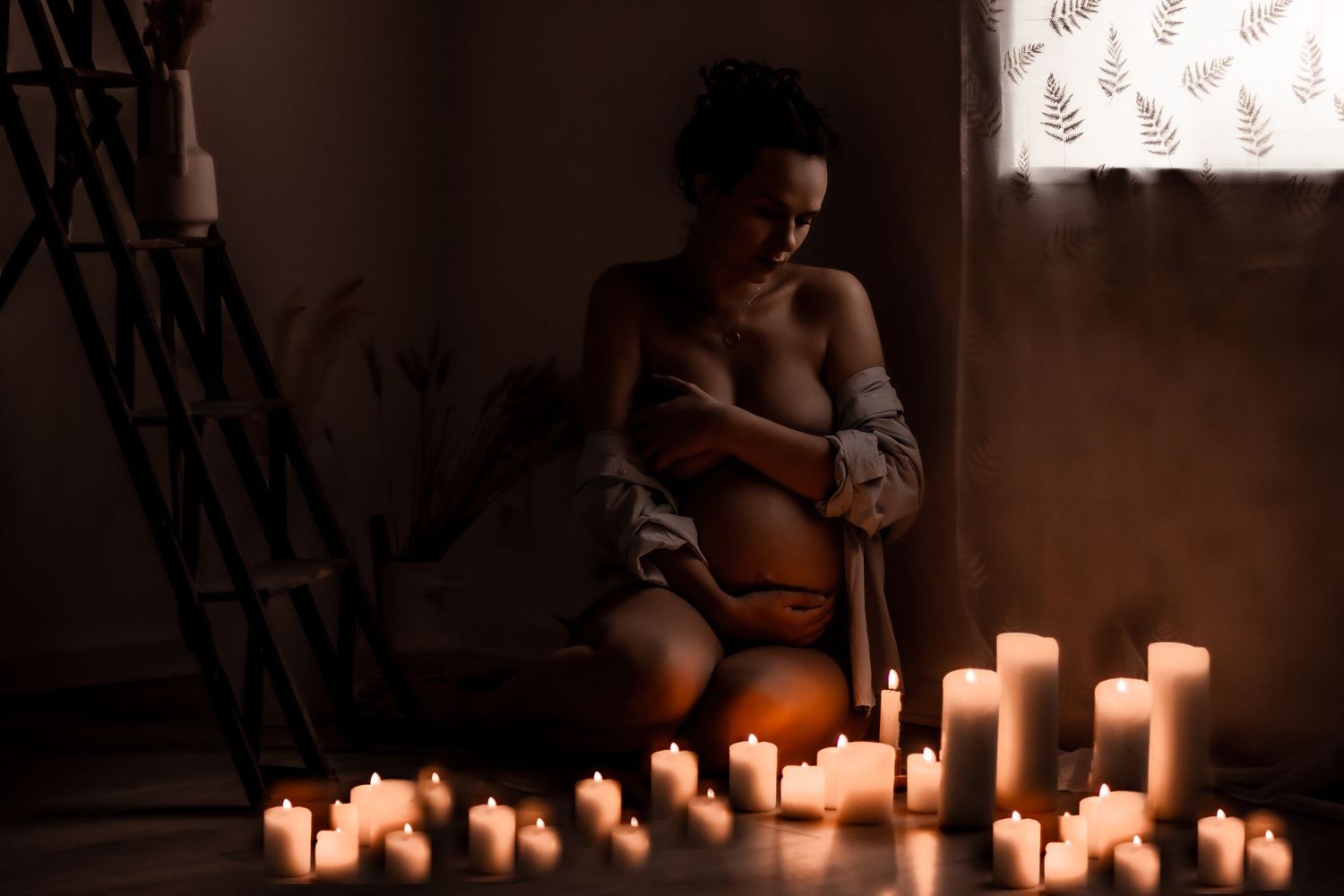 Femme enceinte à la lueur des bougies, Shooting grossesse à Lyon
