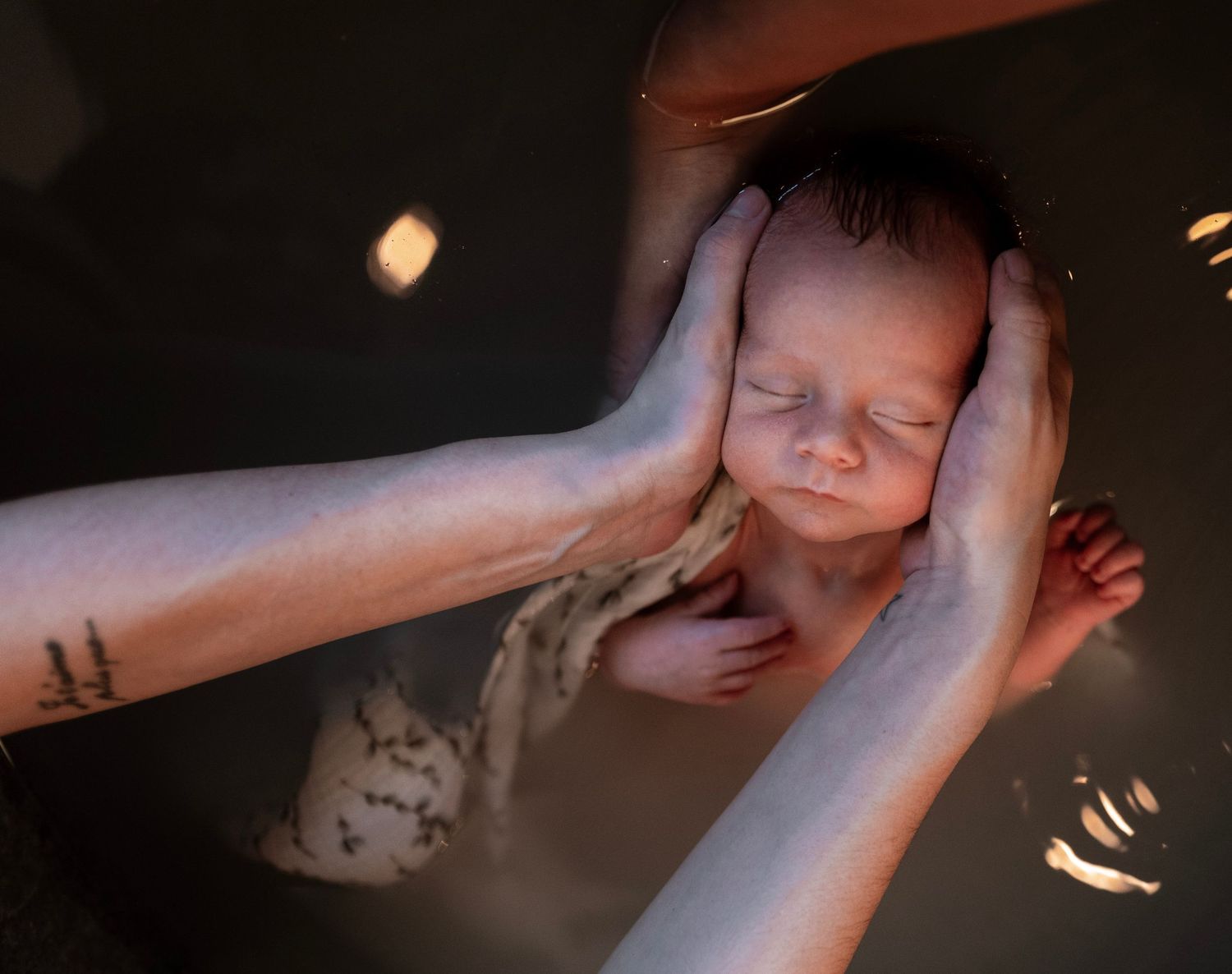 Séance photo naissance à Lyon bain thérapeutique photographié