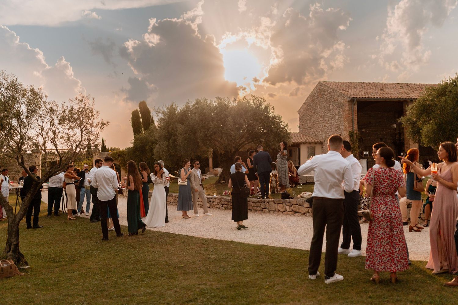 Couple de mariés, reportage mariage en Drôme Provencale, Provence, shooting couple, séance couple, Photographe de mariage, Lyon Beaujolais