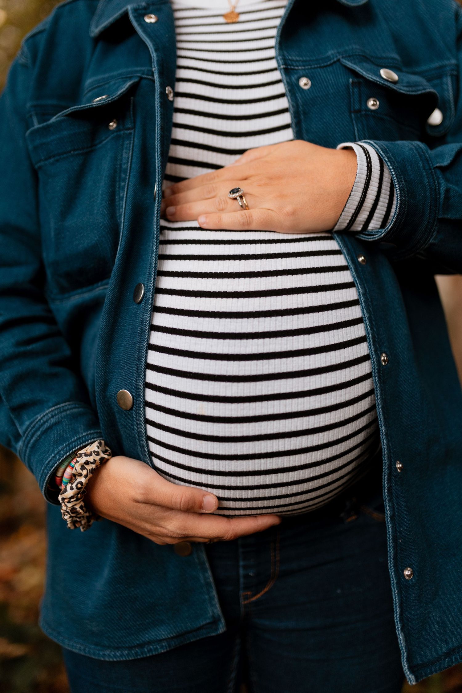 Photo de ventre de femme enceinte Shooting grossesse à Lyon