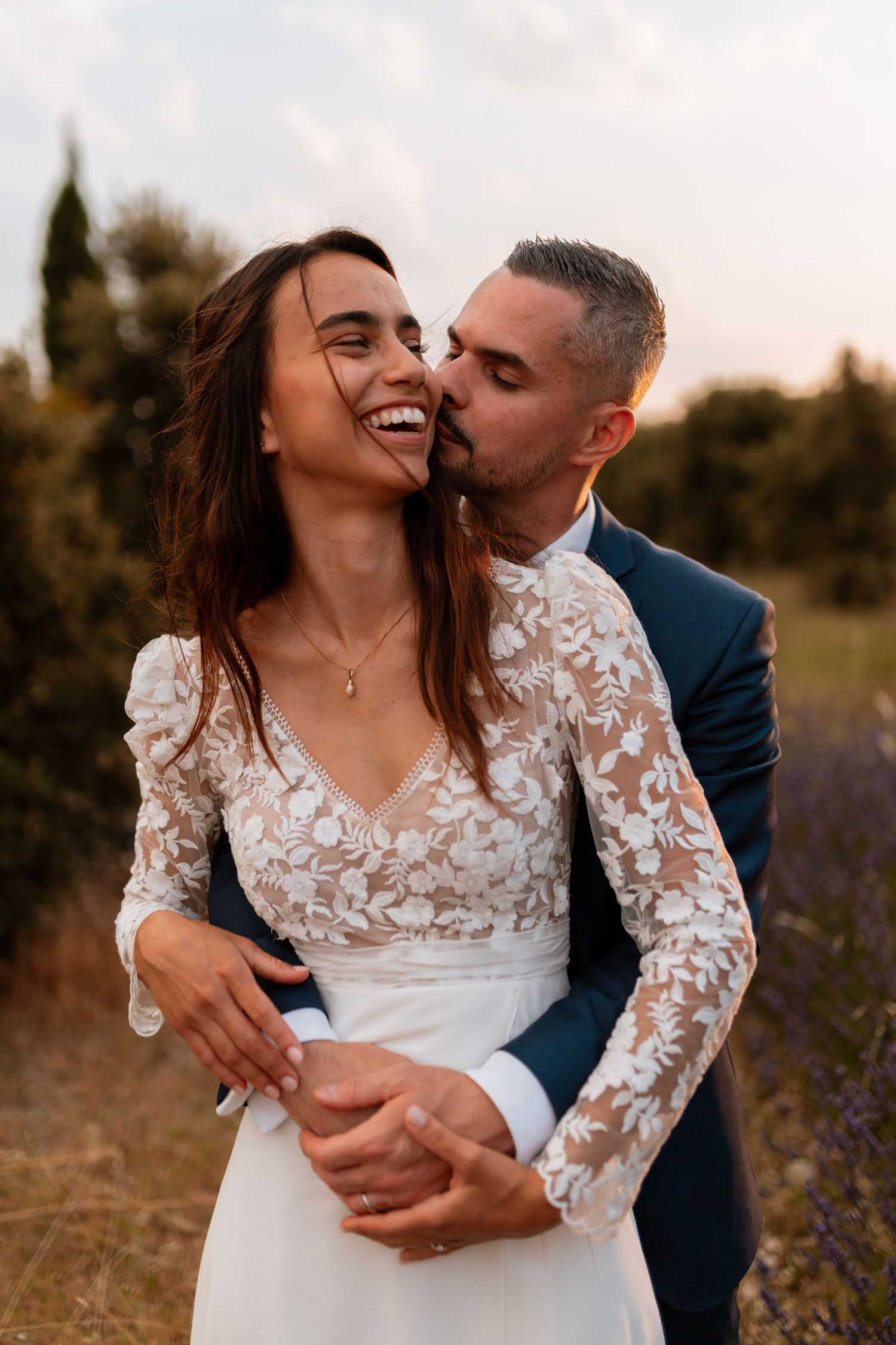 Couple de mariés, reportage mariage en Drôme Provencale, Provence, shooting couple, séance couple, Photographe de mariage, Lyon Beaujolais