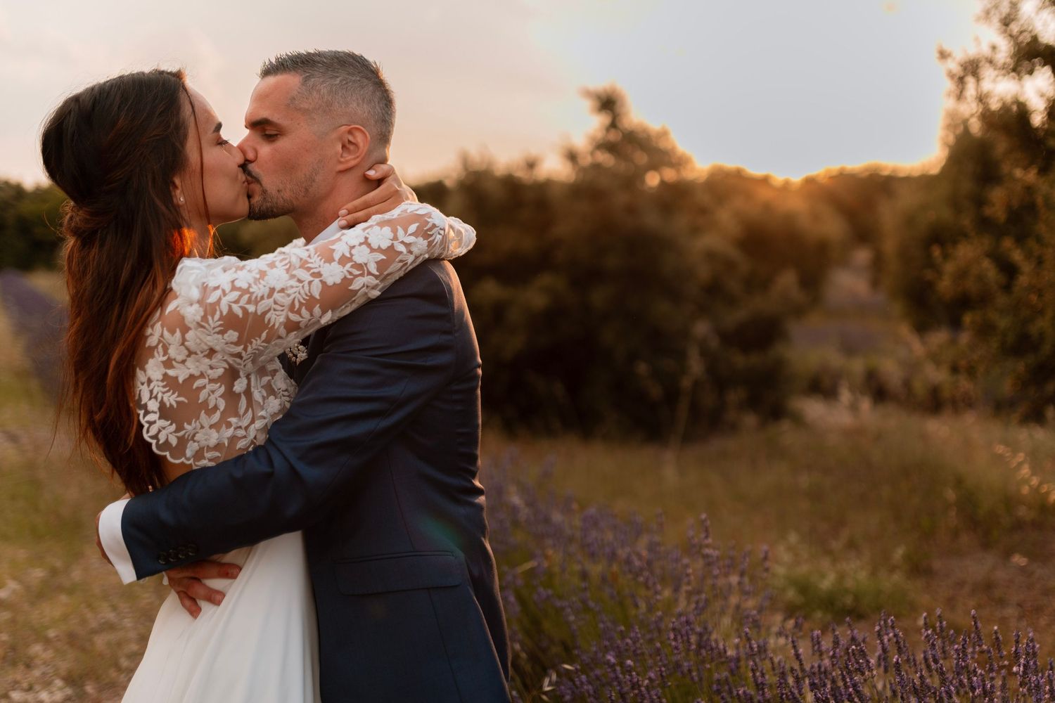 Couple de mariés, reportage mariage en Drôme Provencale, Provence, shooting couple, séance couple, Photographe de mariage, Lyon Beaujolais
