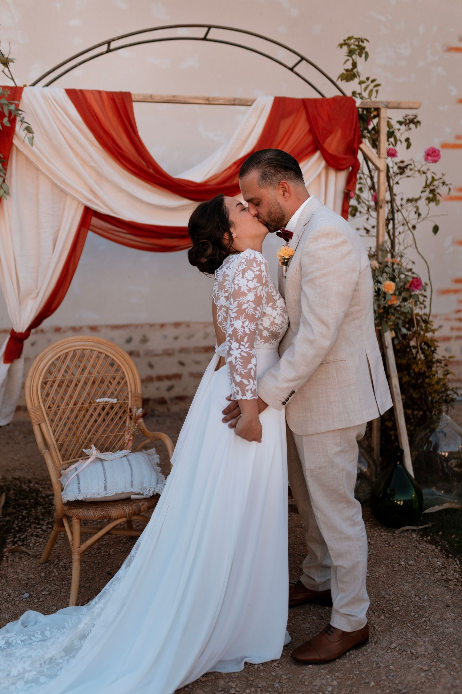 Couple de mariés, reportage mariage en Drôme Provencale, Provence, shooting couple, séance couple, Photographe de mariage, Lyon Beaujolais