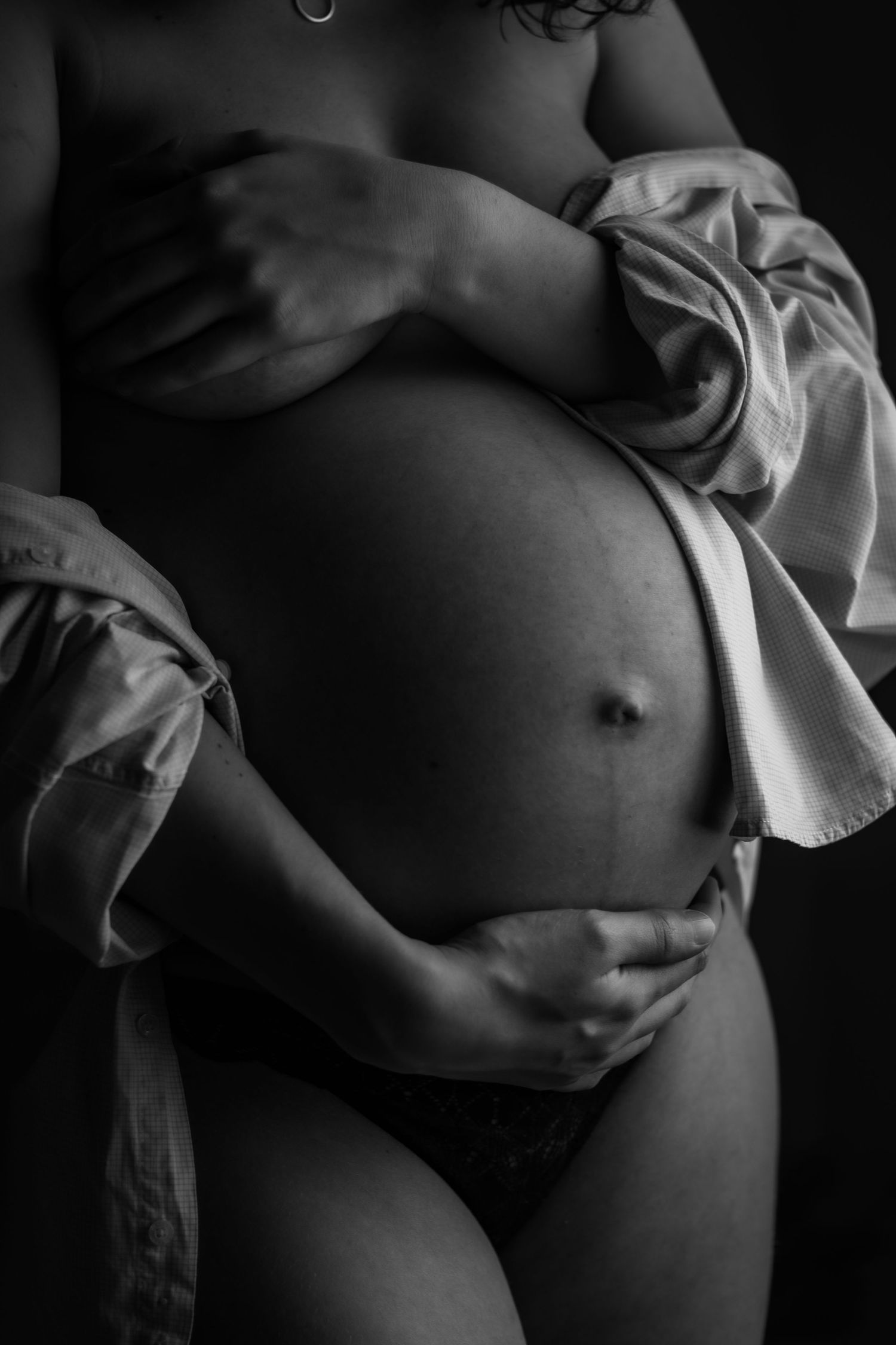 Ventre de femme enceinte Shooting grossesse à Lyon