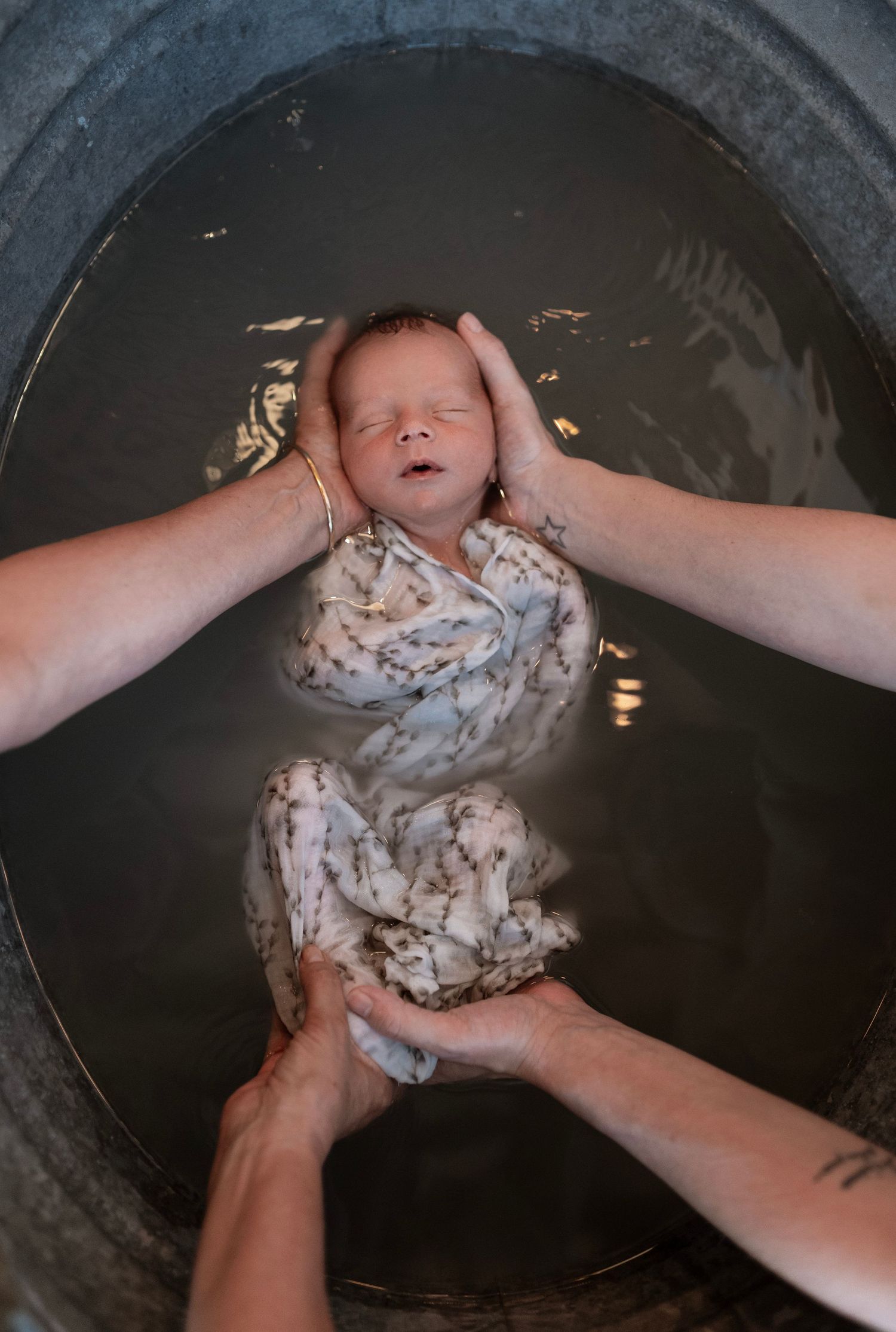 Séance photo naissance à Lyon bain thérapeutique photographié