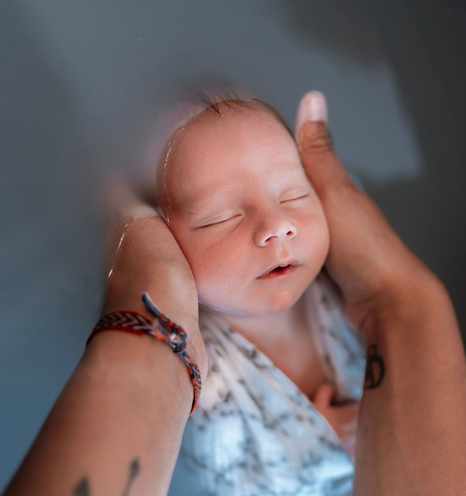 Séance photo naissance à Lyon bain thérapeutique photographié