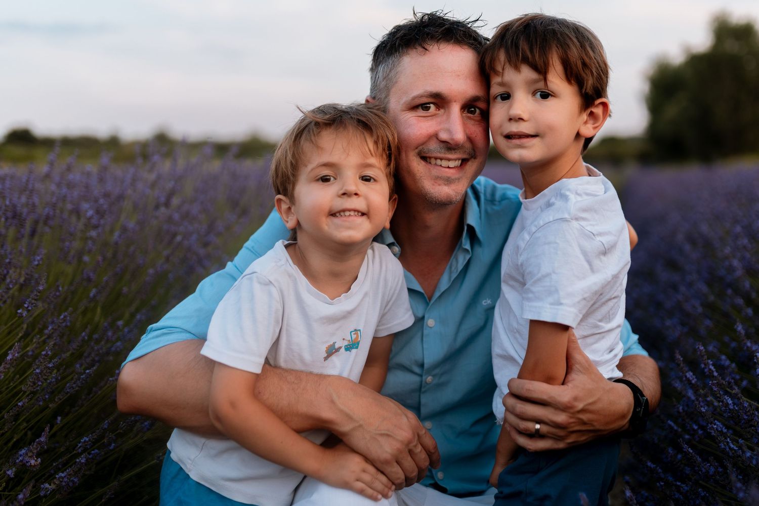 Séance famille dans les lavandes en Provence