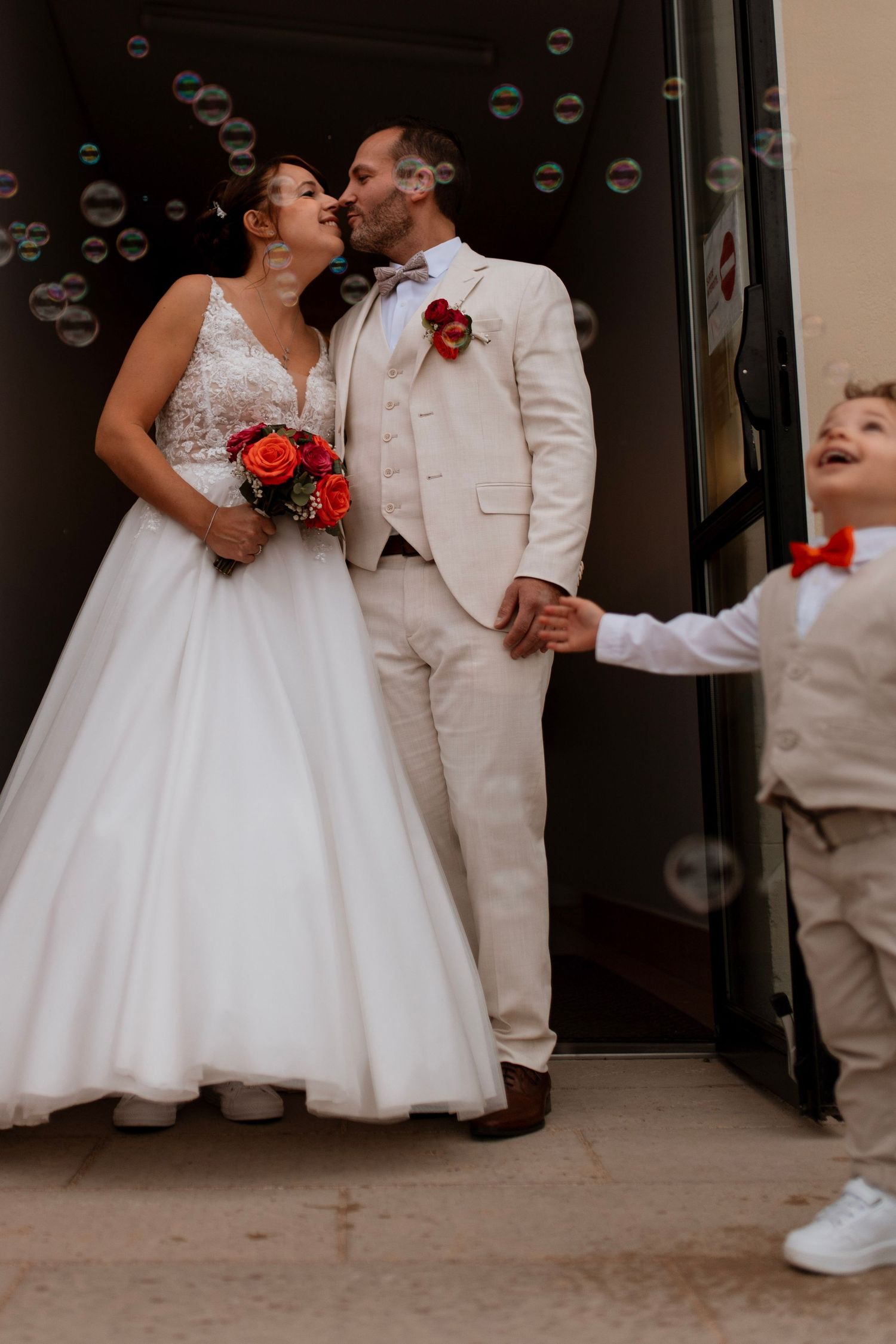 Couple de mariés, reportage mariage Beaujolais, shooting couple, séance couple, Photographe mariage, Lyon Beaujolais, mariage civil mairie
