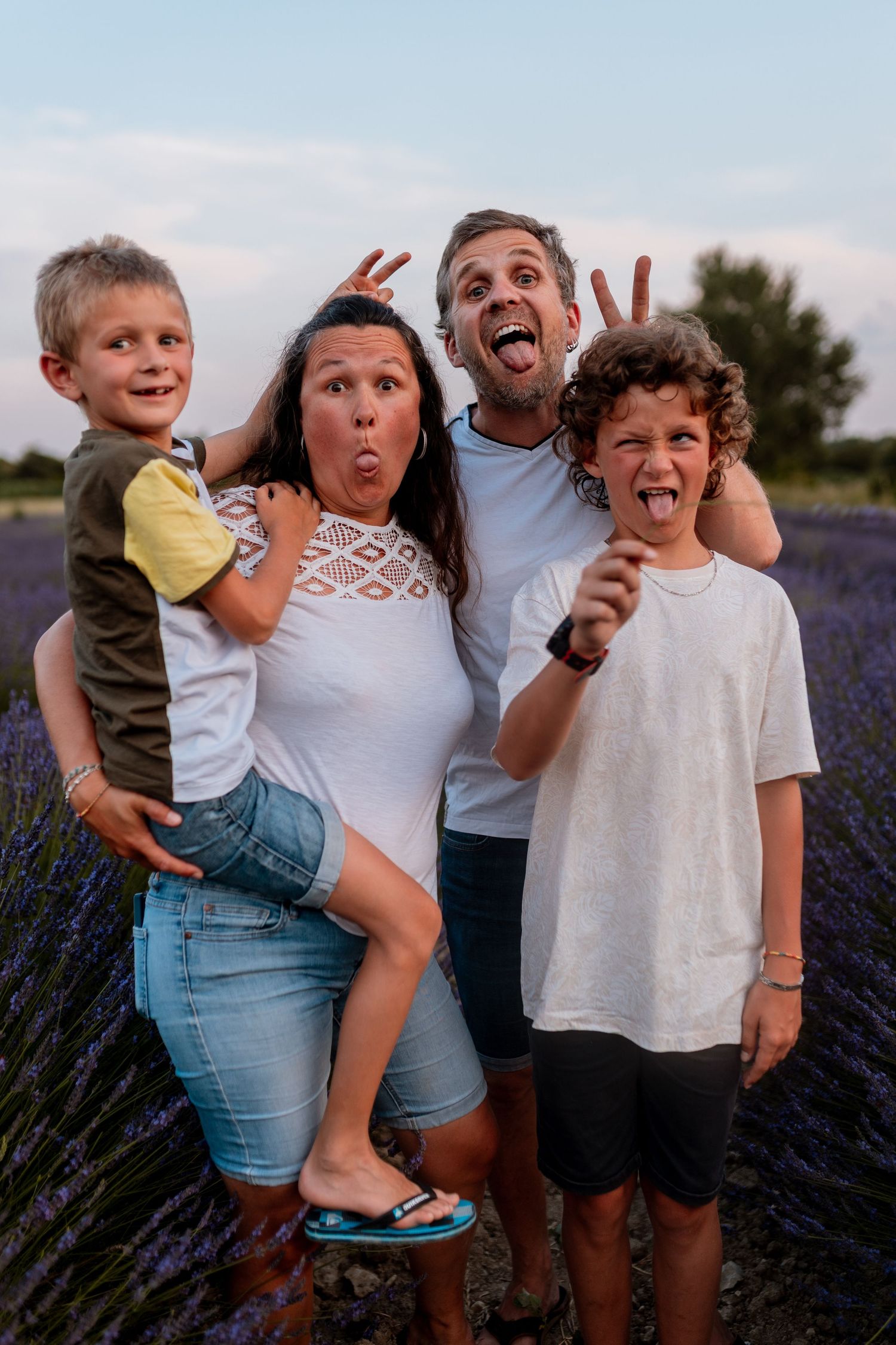 Séance famille dans les lavandes en Provence