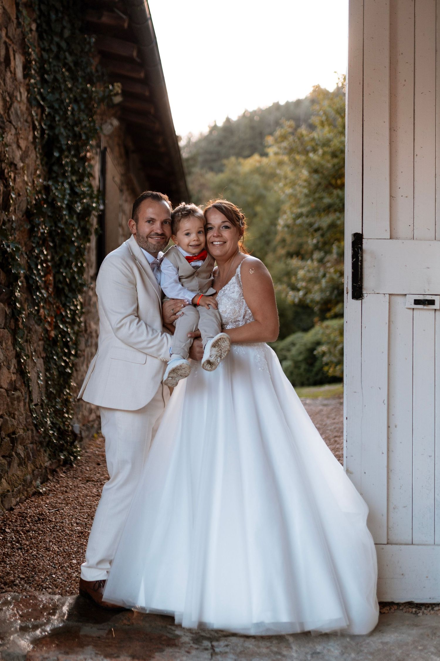 Couple de mariés, reportage mariage dans le Beaujolais, shooting couple, séance couple, Photographe de mariage, Lyon Beaujolais, golden hour