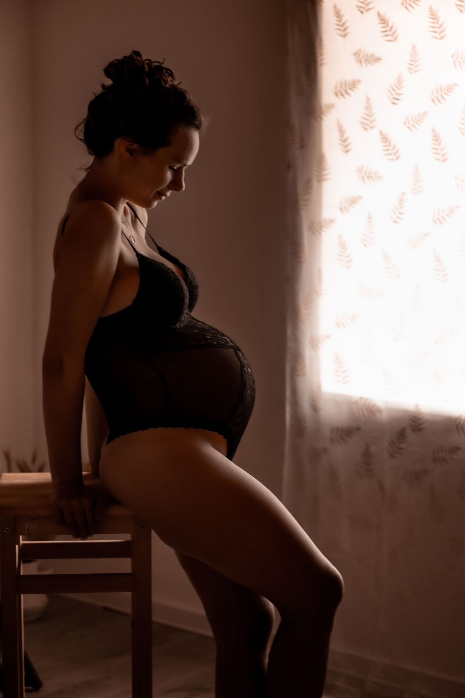 Femme enceinte en body, Shooting grossesse à Lyon