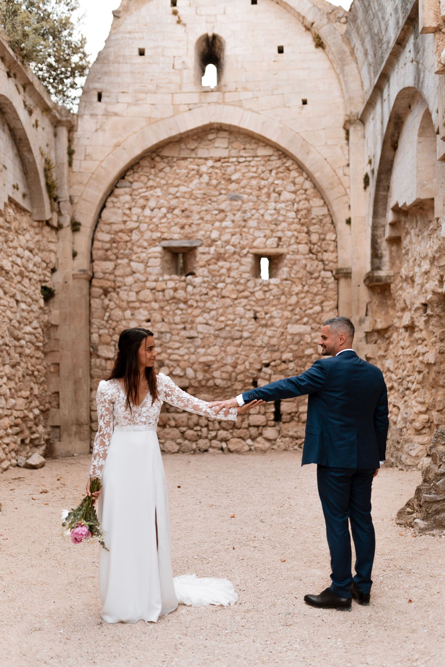 Couple de mariés, reportage mariage en Drôme Provencale, Provence, shooting couple, séance couple, Photographe de mariage, Lyon Beaujolais