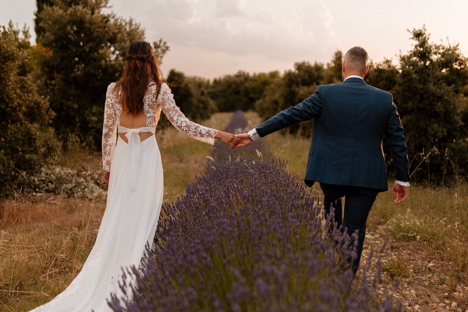 Couple de mariés, reportage mariage en Drôme Provencale, Provence, shooting couple, séance couple, Photographe de mariage, Lyon Beaujolais