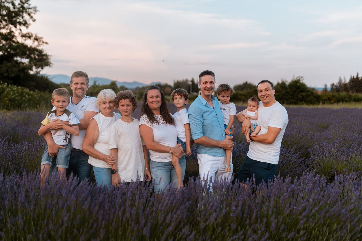 Séance famille dans les lavandes en Provence