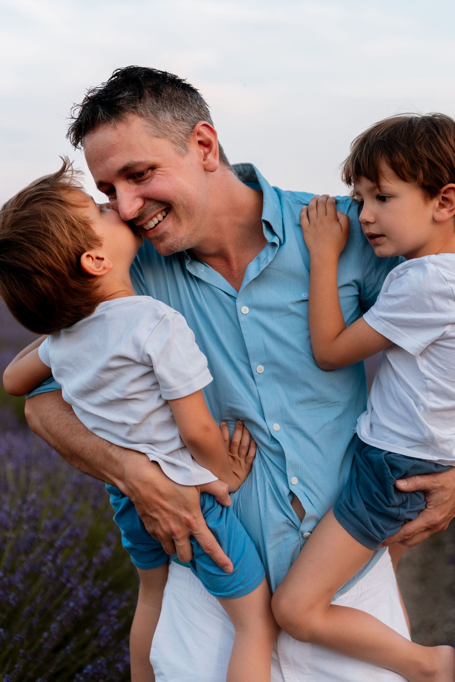 Séance famille dans les lavandes en Provence