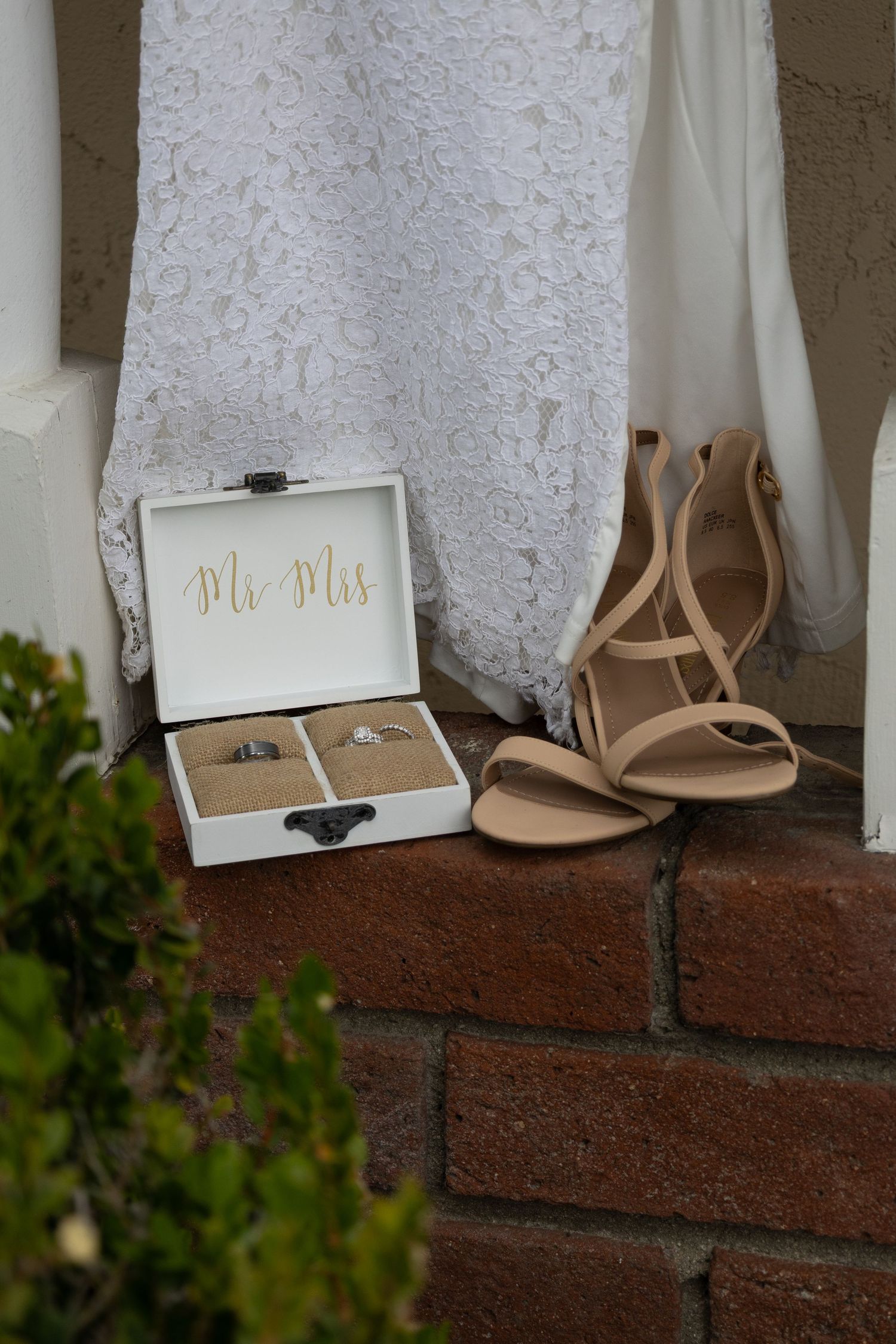From intimate elopements to grand celebrations, I specialize in capturing your love with natural, breathtaking wedding photos.