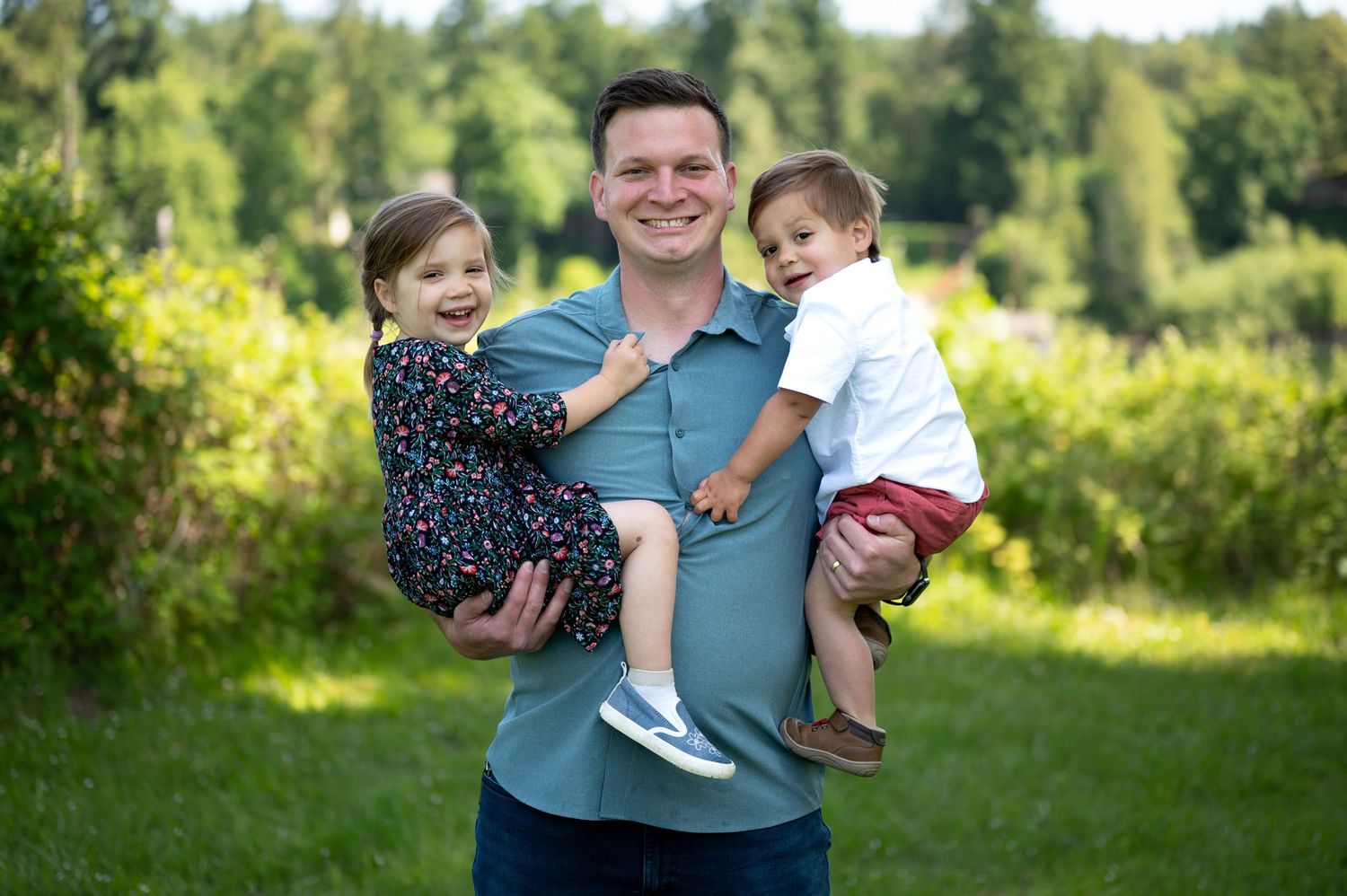 People enjoying a summer day in a lush green park setting. Family session. Portrait photography. Oregon.