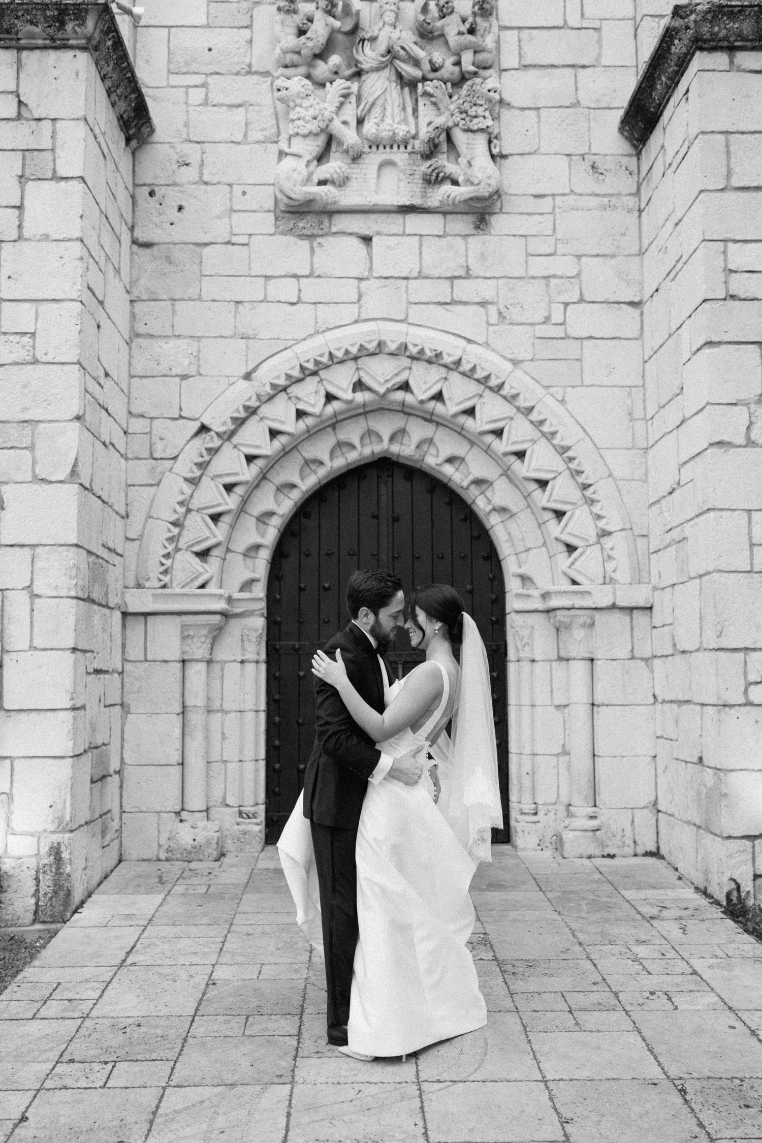 Elegant archways and stone architecture create a romantic wedding backdrop.