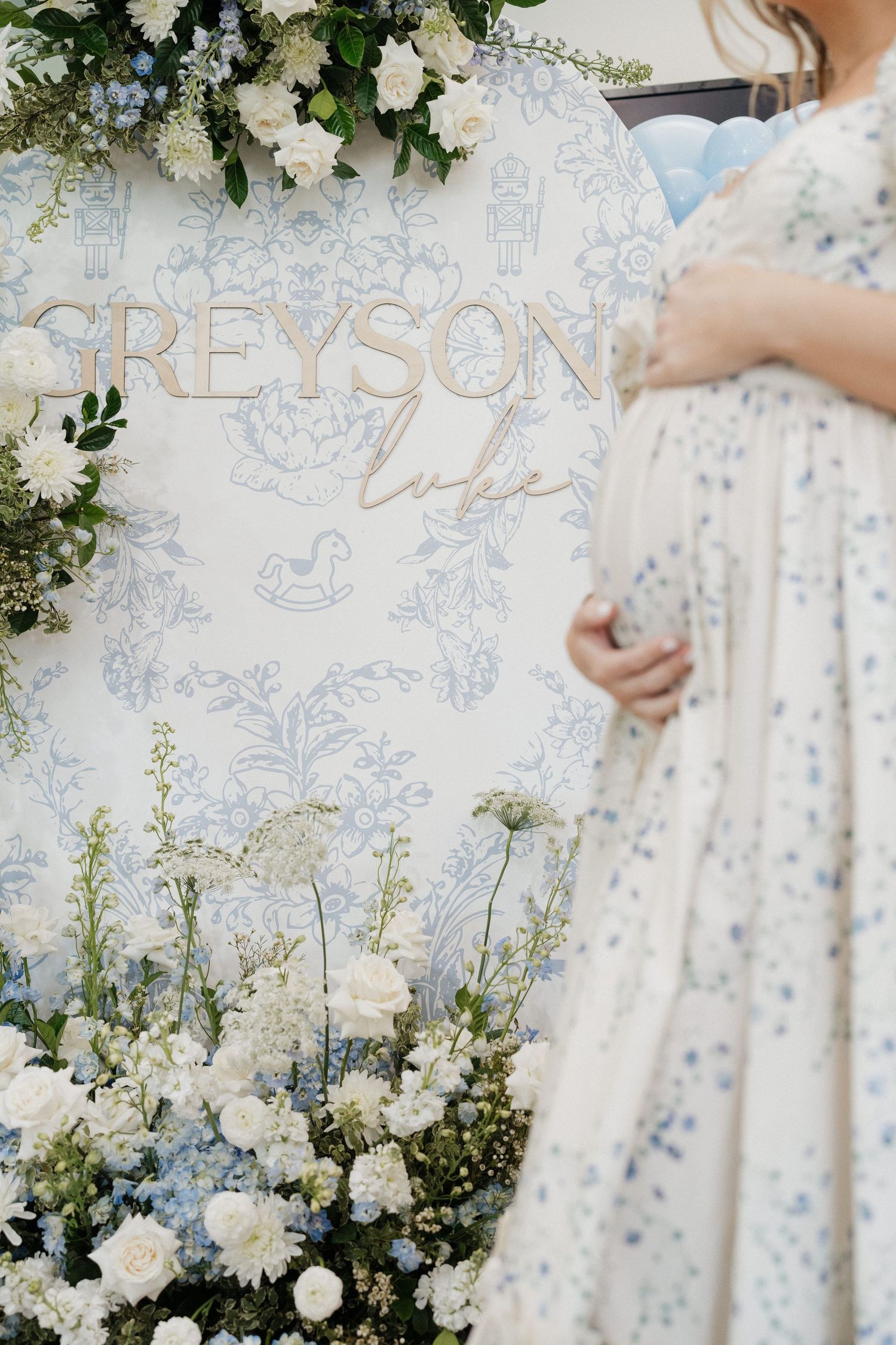 White and blue floral arrangements with delicate text decorations for an elegant celebration.
