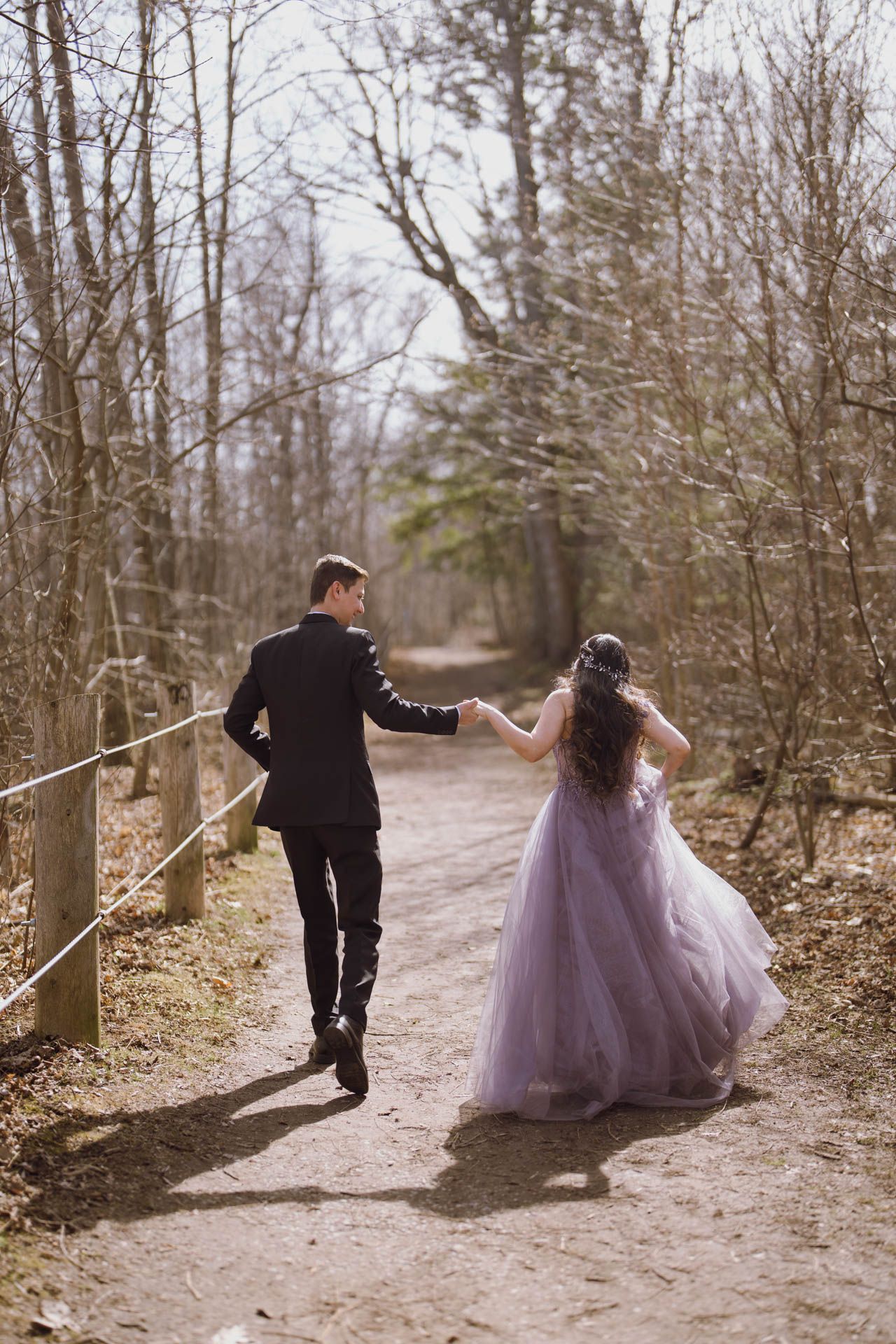 Guild Inn Estate’s iconic setting enhances this Toronto engagement session with artistic charm and timeless elegance.