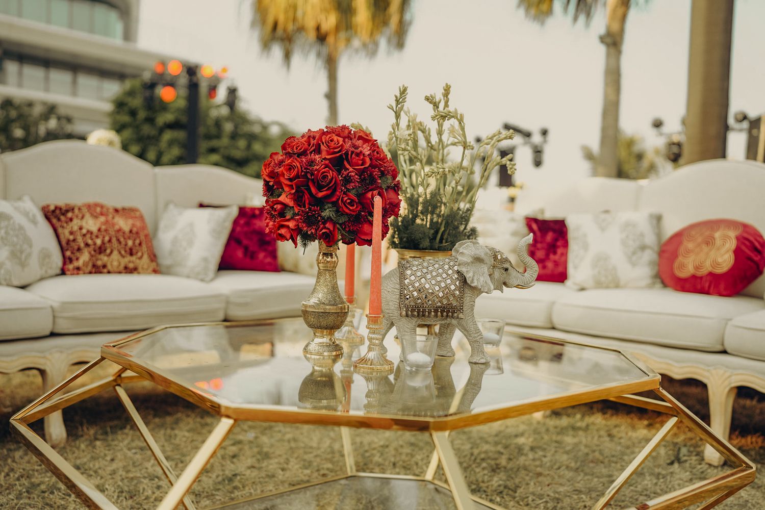 Red roses are the best combo to fill your wedding moments so beautiful