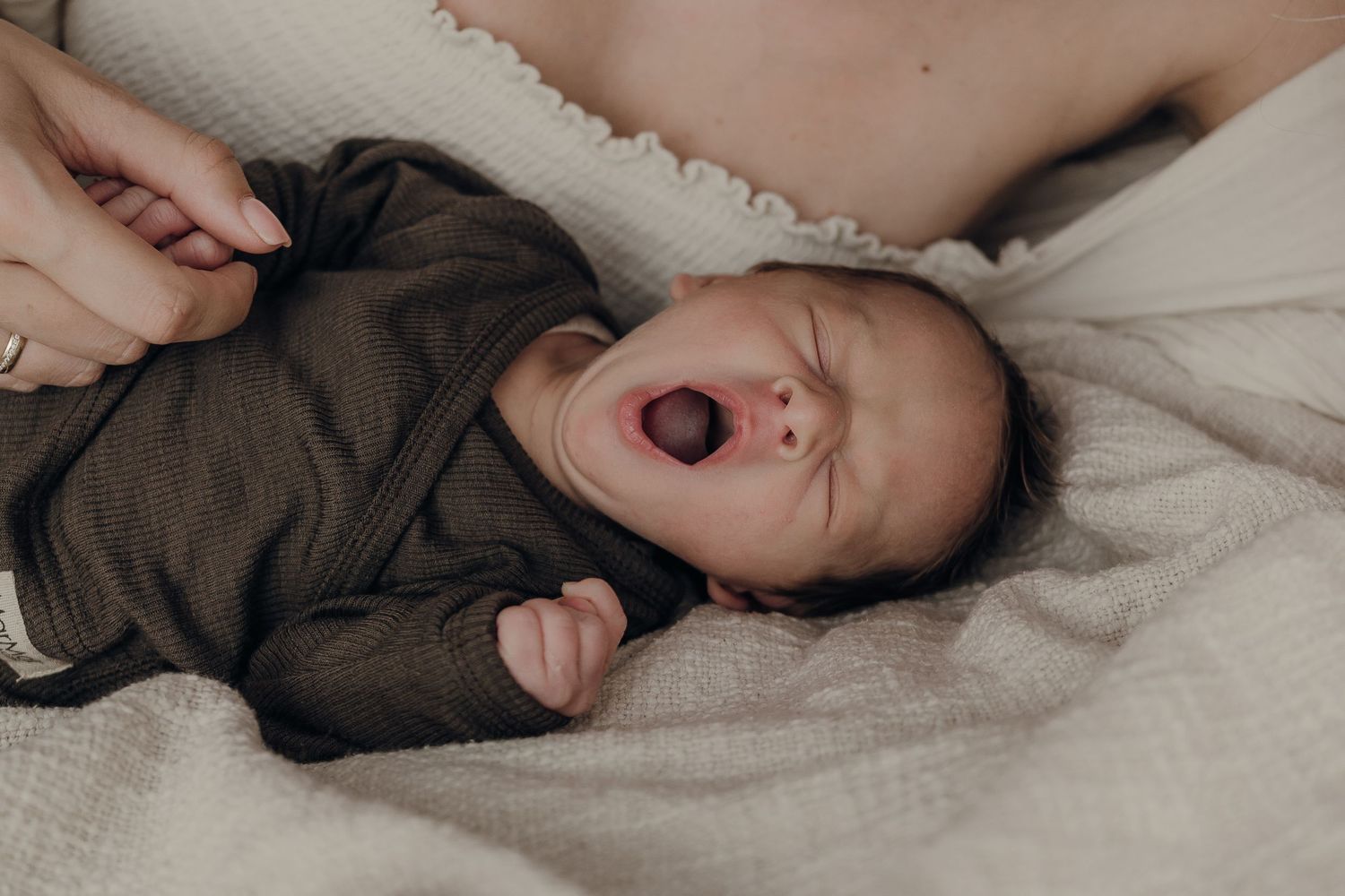 Newborn baby gapend tijdens newbornshoot Zuid-Holland