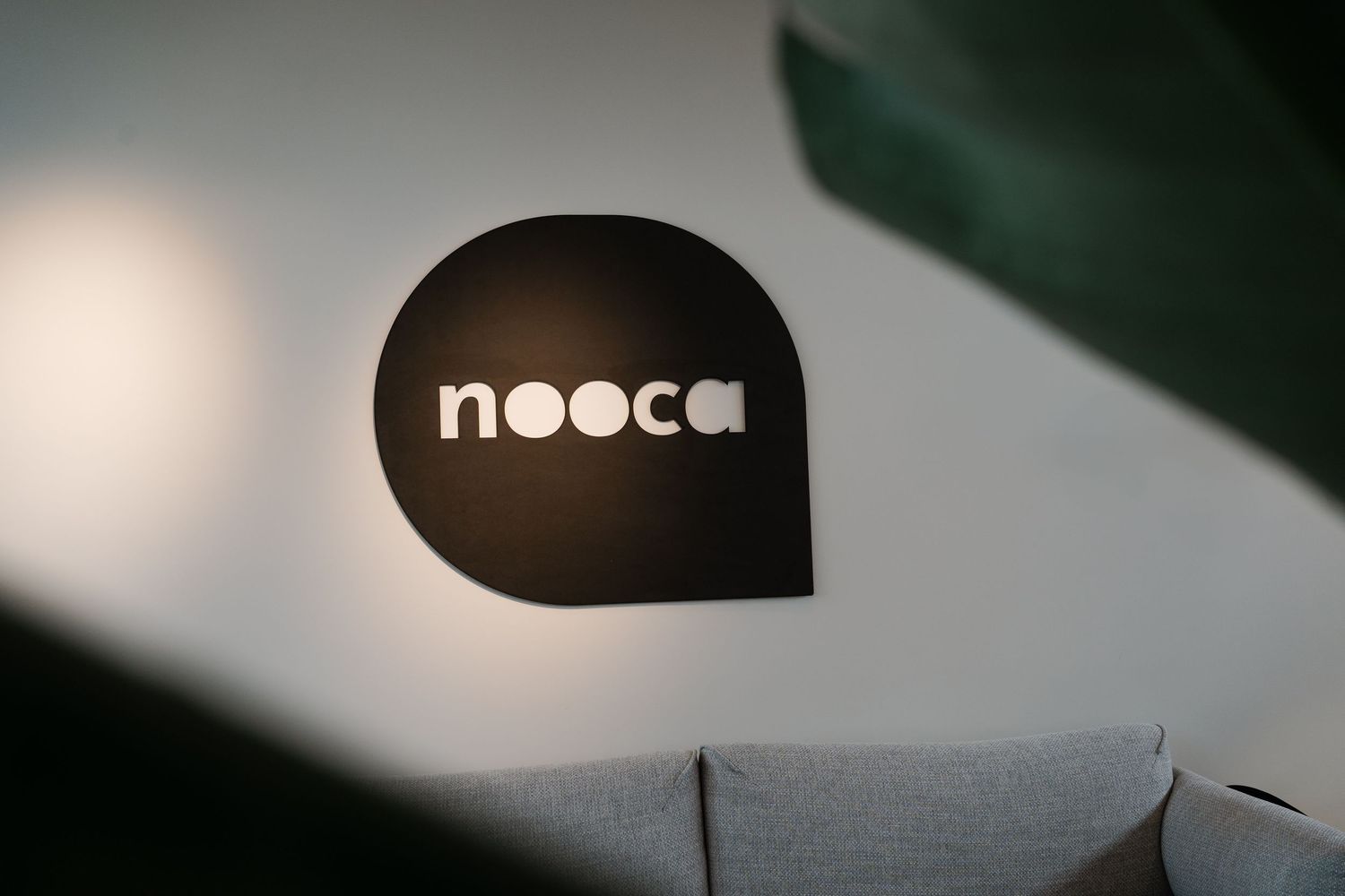 Medewerker achter laptop tijdens brandingshoot in Den Haag