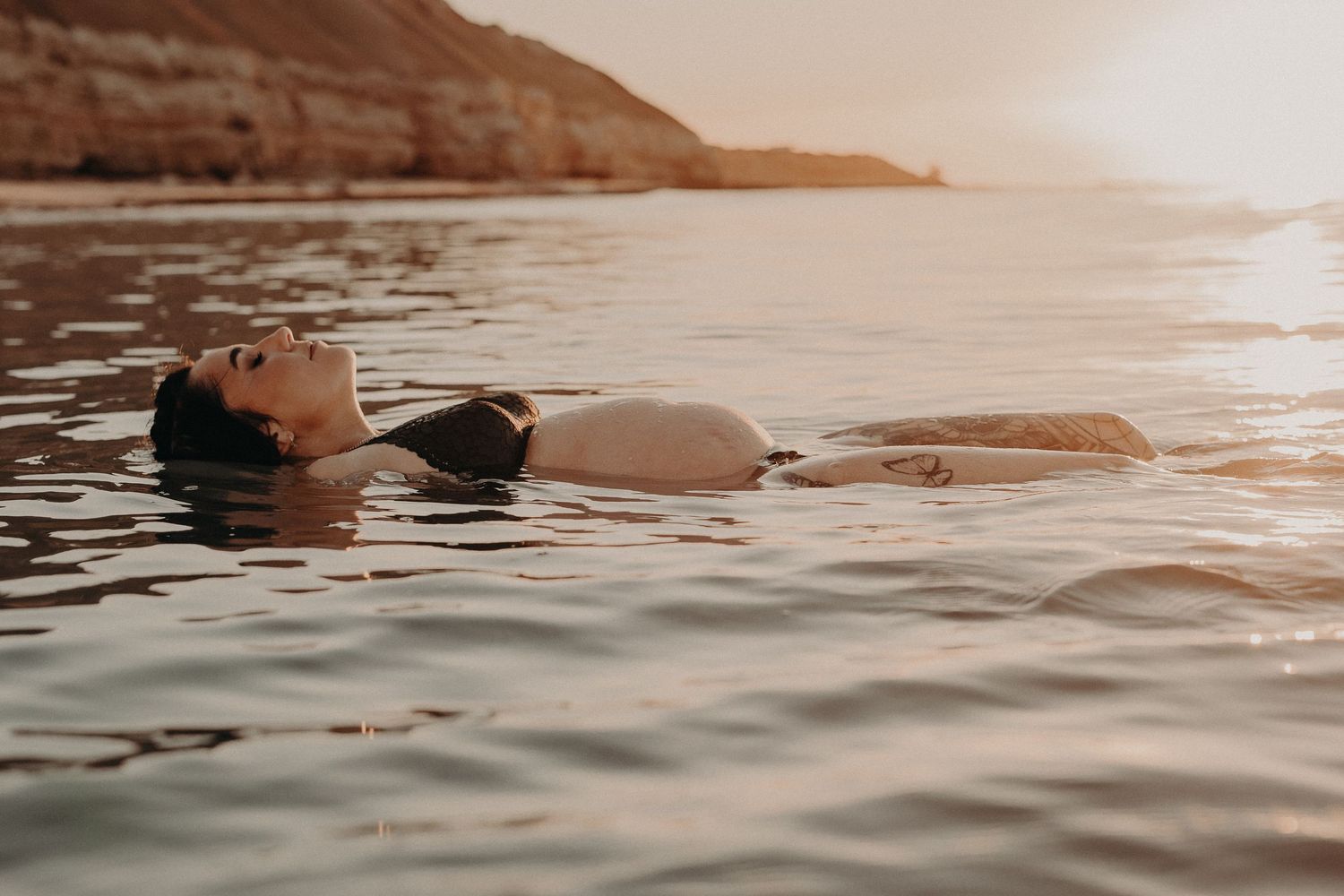 Pregnant woman floating peacefully in ocean – Adelaide beach maternity session