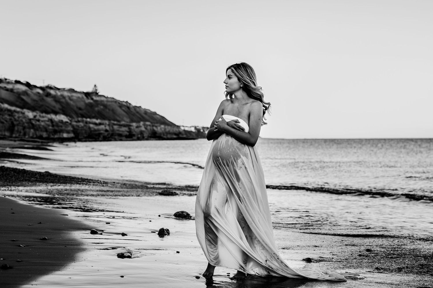 Black and white portrait of pregnant woman in natural light – Adelaide maternity photographer