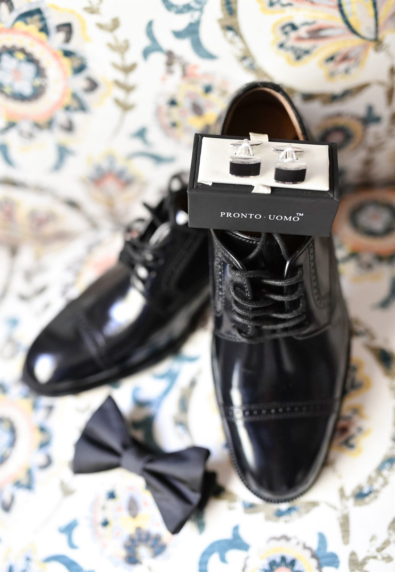 Editorial photo groom details of shoes with bright tones and pure whites in Birmingham AL