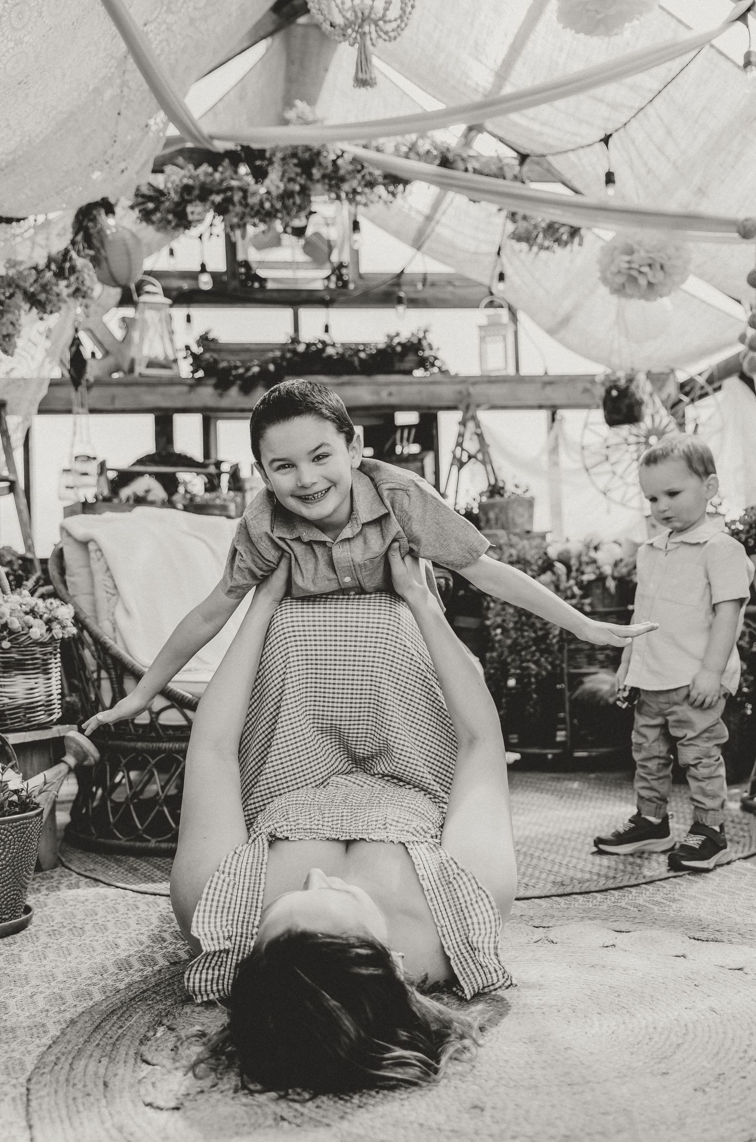 Sehl Photography Normal IL photographer captures a candid black-and-white moment—joyful play, layered connection, and nostalgic grace.