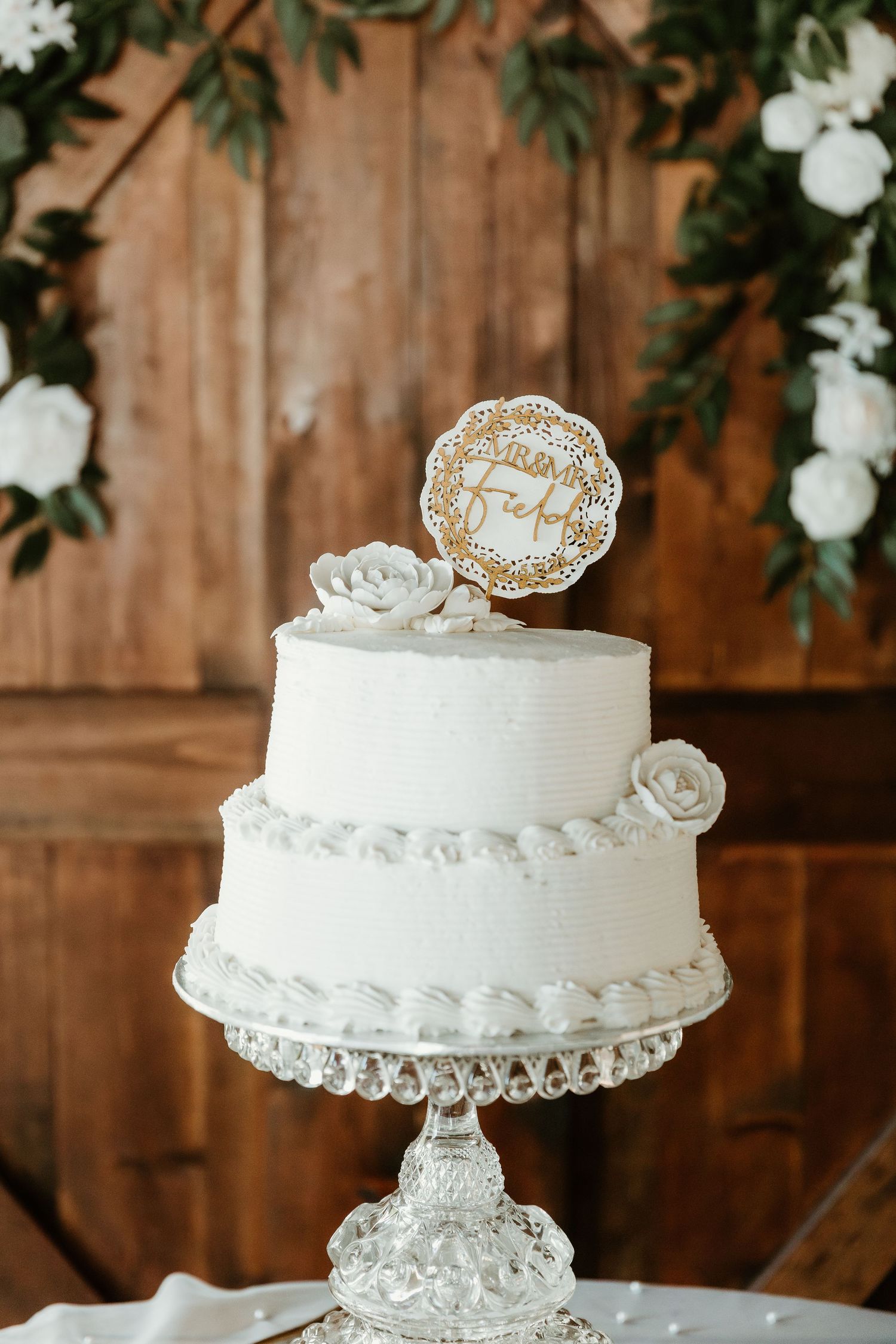 Detail photo of a wedding cake during cocktail hour captured by illinois wedding photographer