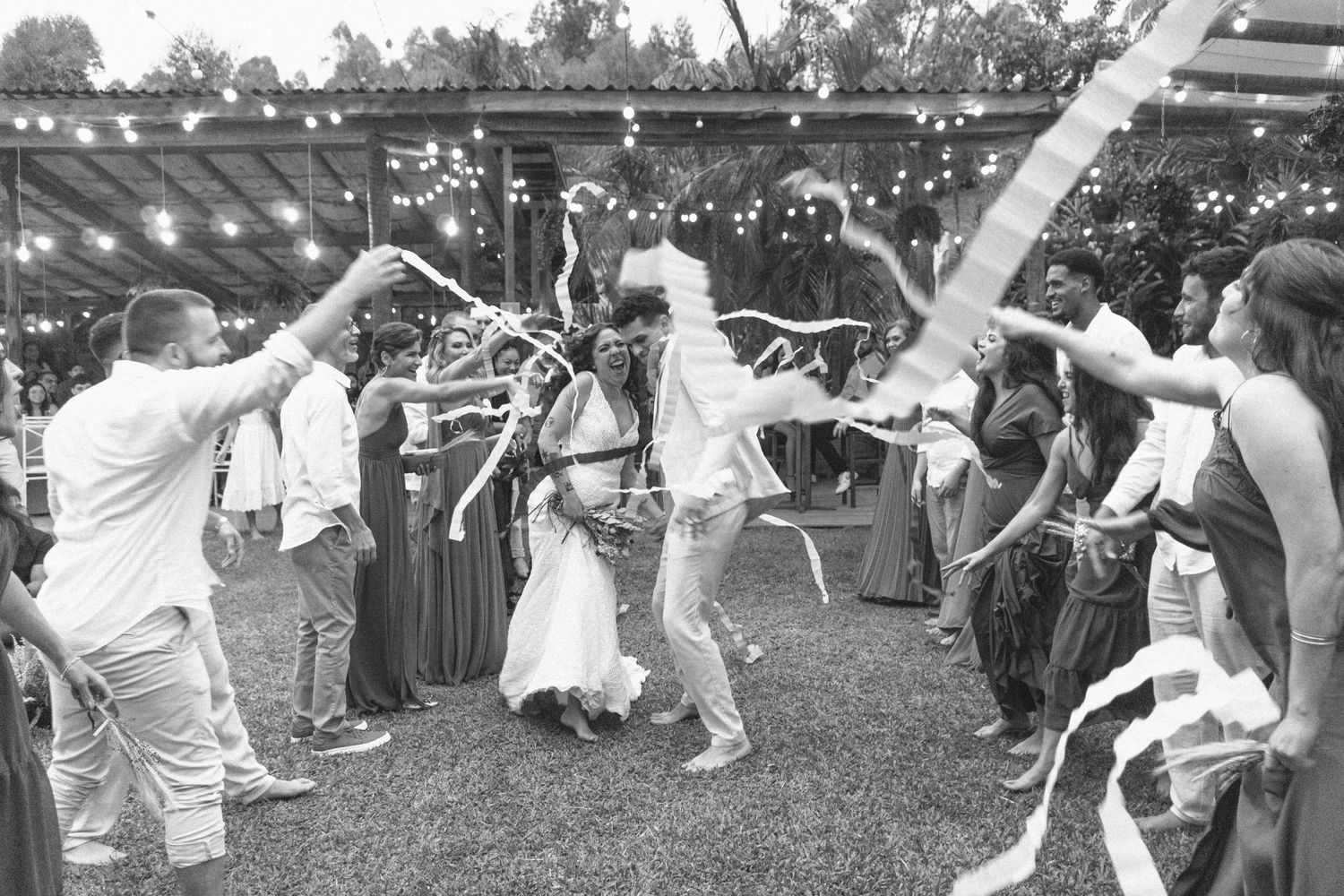Casal se diverte após cerimônia de casamento © Clara e Matheus Fotógrafos para Casamentos