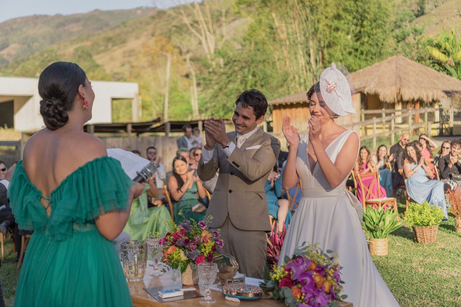 Fotografia de casamento ao ar livre: Convidados celebrando, montanhas, flores, cerimônia