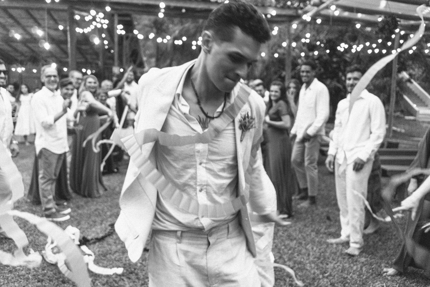 Noivo se diverte em festa de casamento © Clara e Matheus Fotógrafos para Casamentos