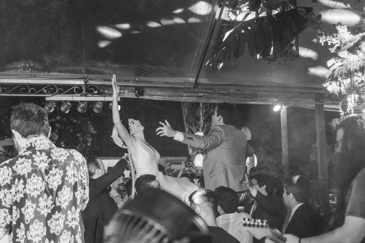 Casal se diverte em festa de casamento © Clara e Matheus Fotógrafos para Casamentos