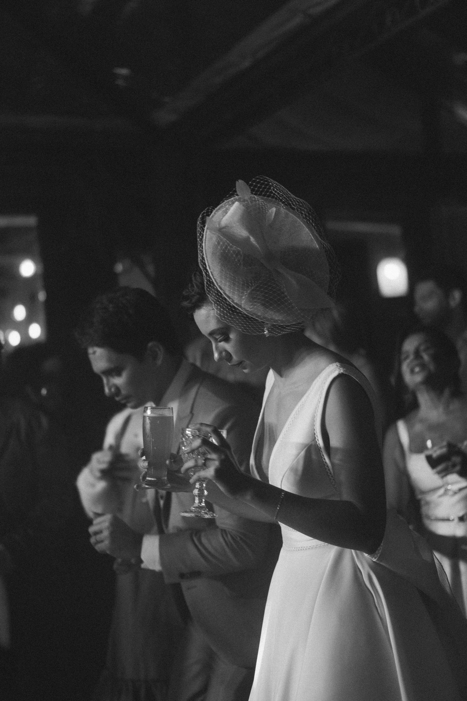 Retrato em preto e branco dos noivos ouvindo uma música durante a cerimônia de casamento, noivos bebem e dançam juntos