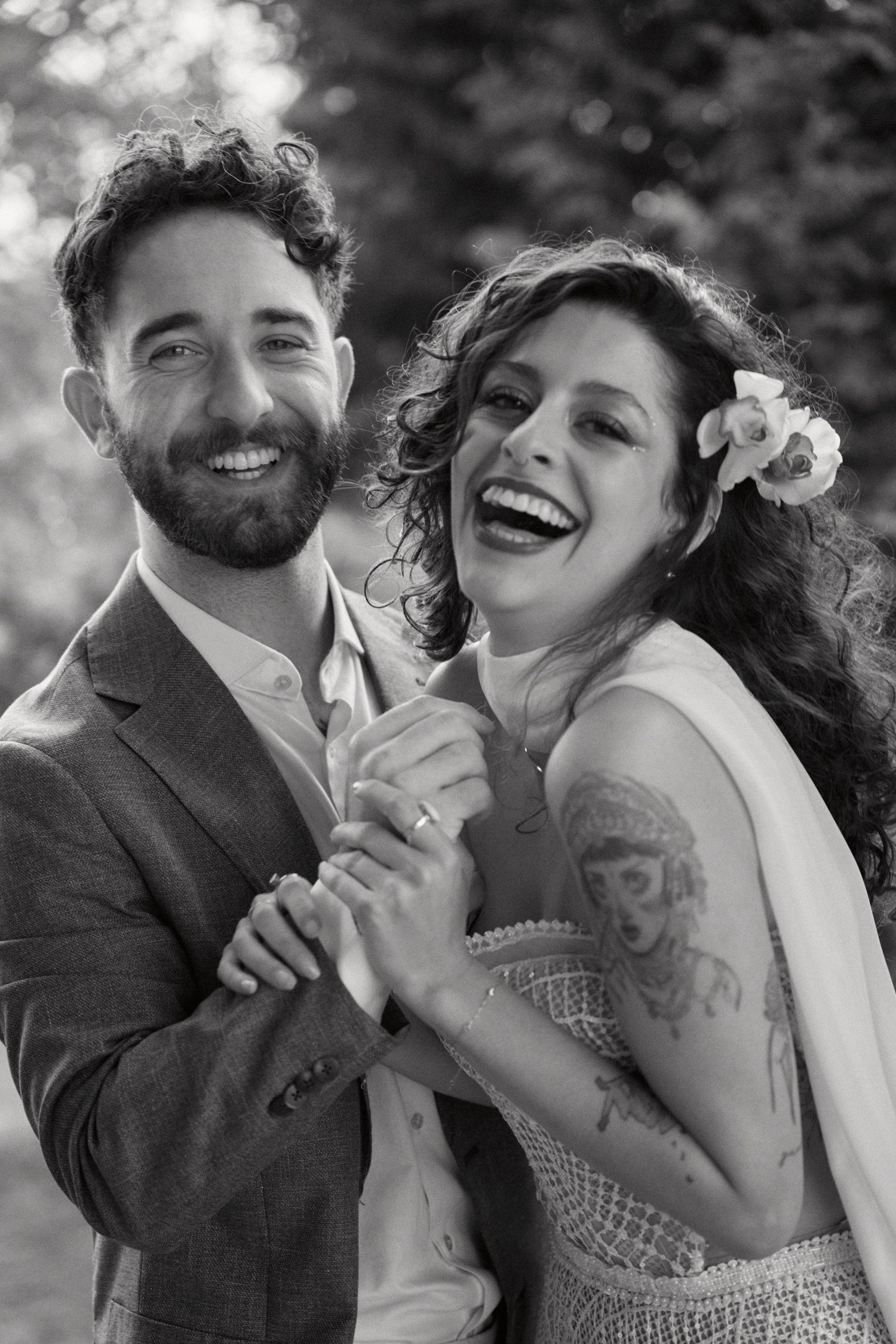 Uma alegre sequência de fotos em preto e branco de um casal rindo e se abraçando durante a celebração do seu casamento.