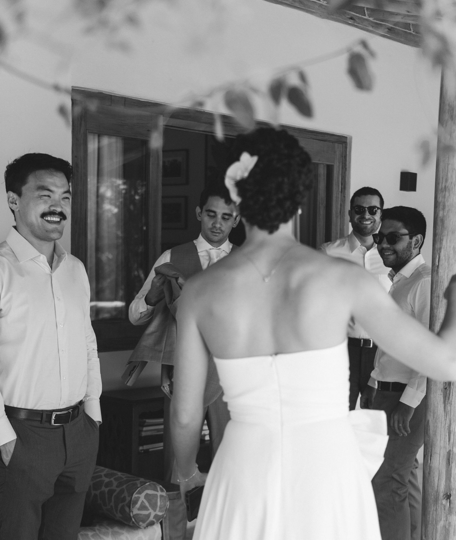 Fotografia em preto e branco de um grupo de amigos dos noivos em um momento alegre antes da cerimônia do casamento