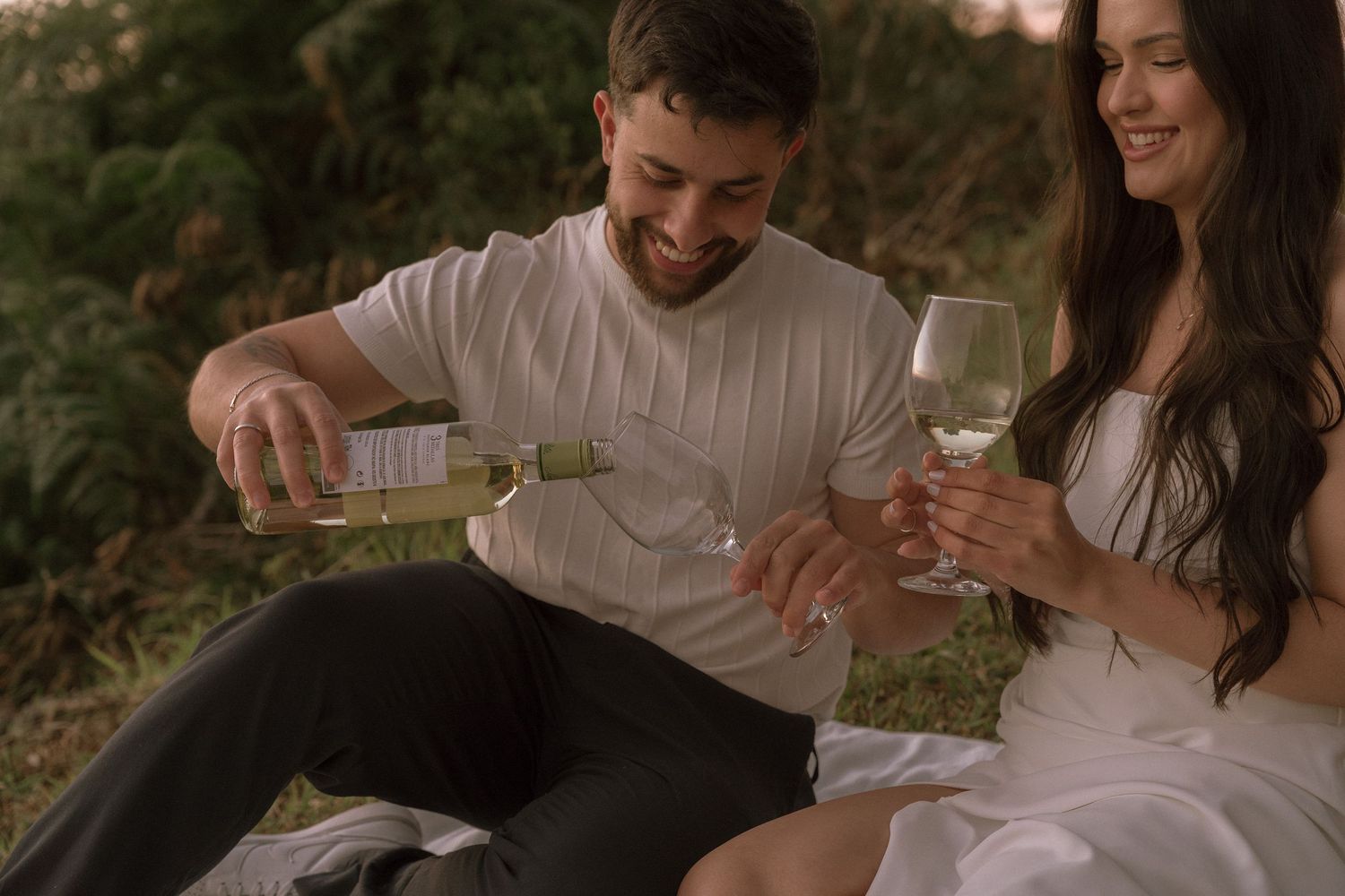 Um casal posa junto ao ar livre, compartilhando momentos íntimos em uma série de fotos românticas.
