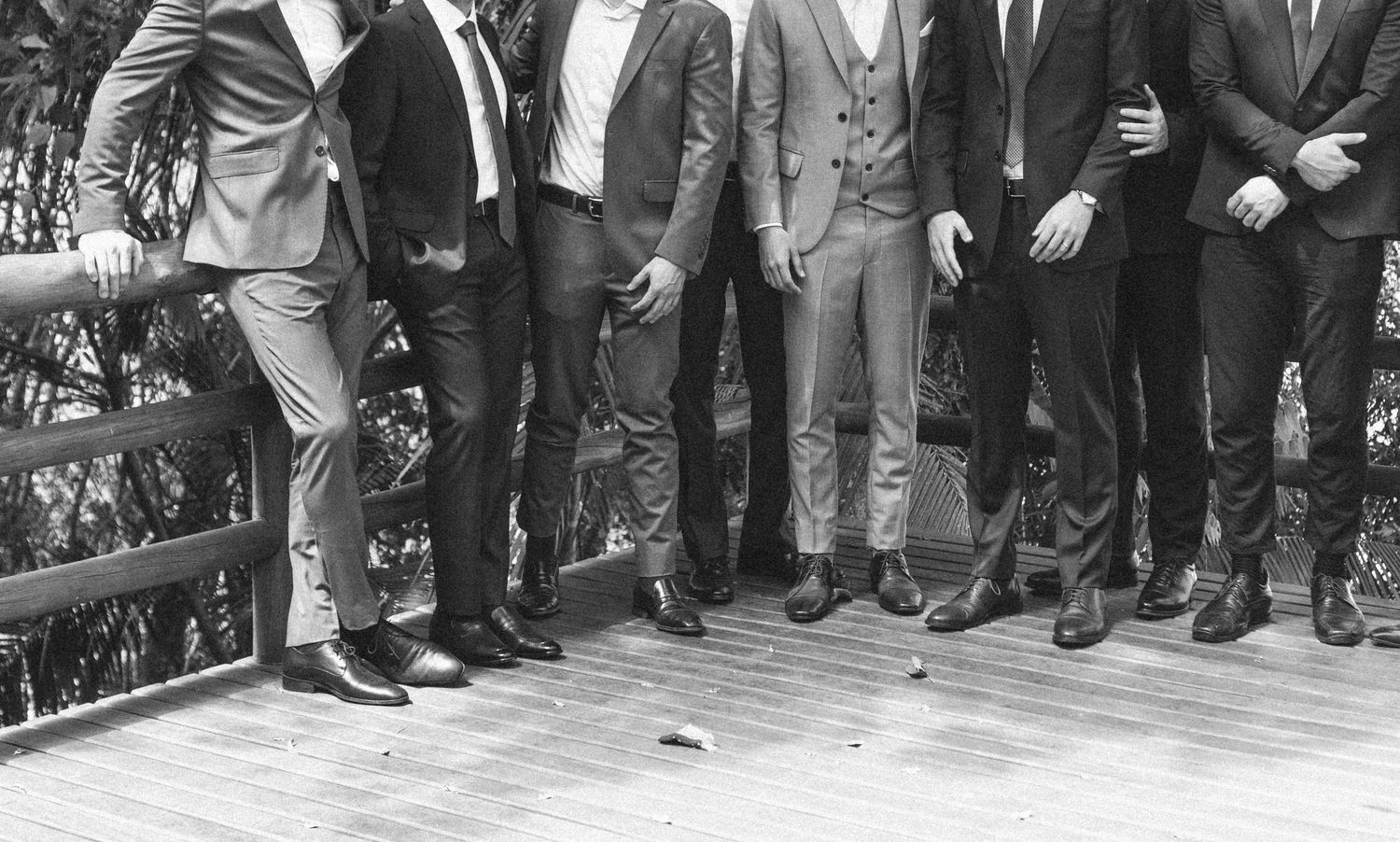 Noivo e padrinhos posam pra foto protocolar em casamento © Clara e Matheus Fotógrafos para Casamentos