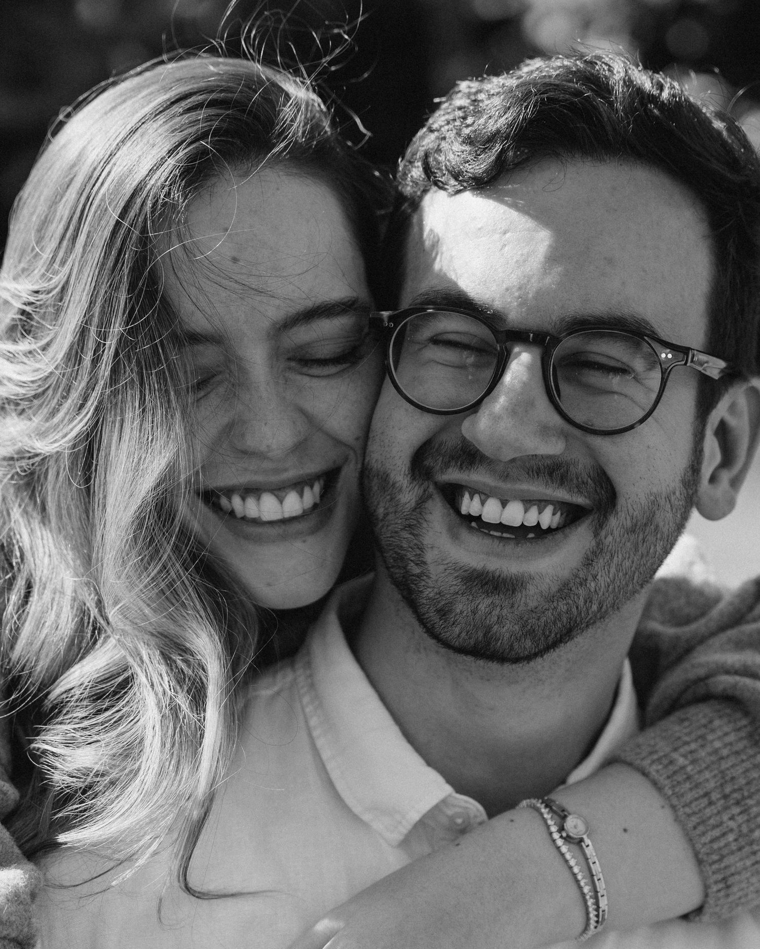 Uma série de fotos em preto e branco que mostram um casal compartilhando momentos íntimos de riso.