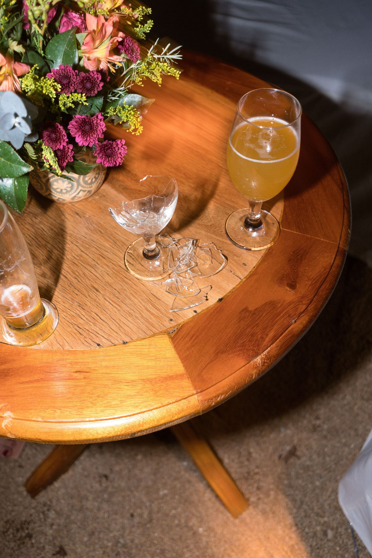 Detalhe de uma mesa da festa de casamento com taças quebradas, representando a felicidade extrema de todos os convidados presentes