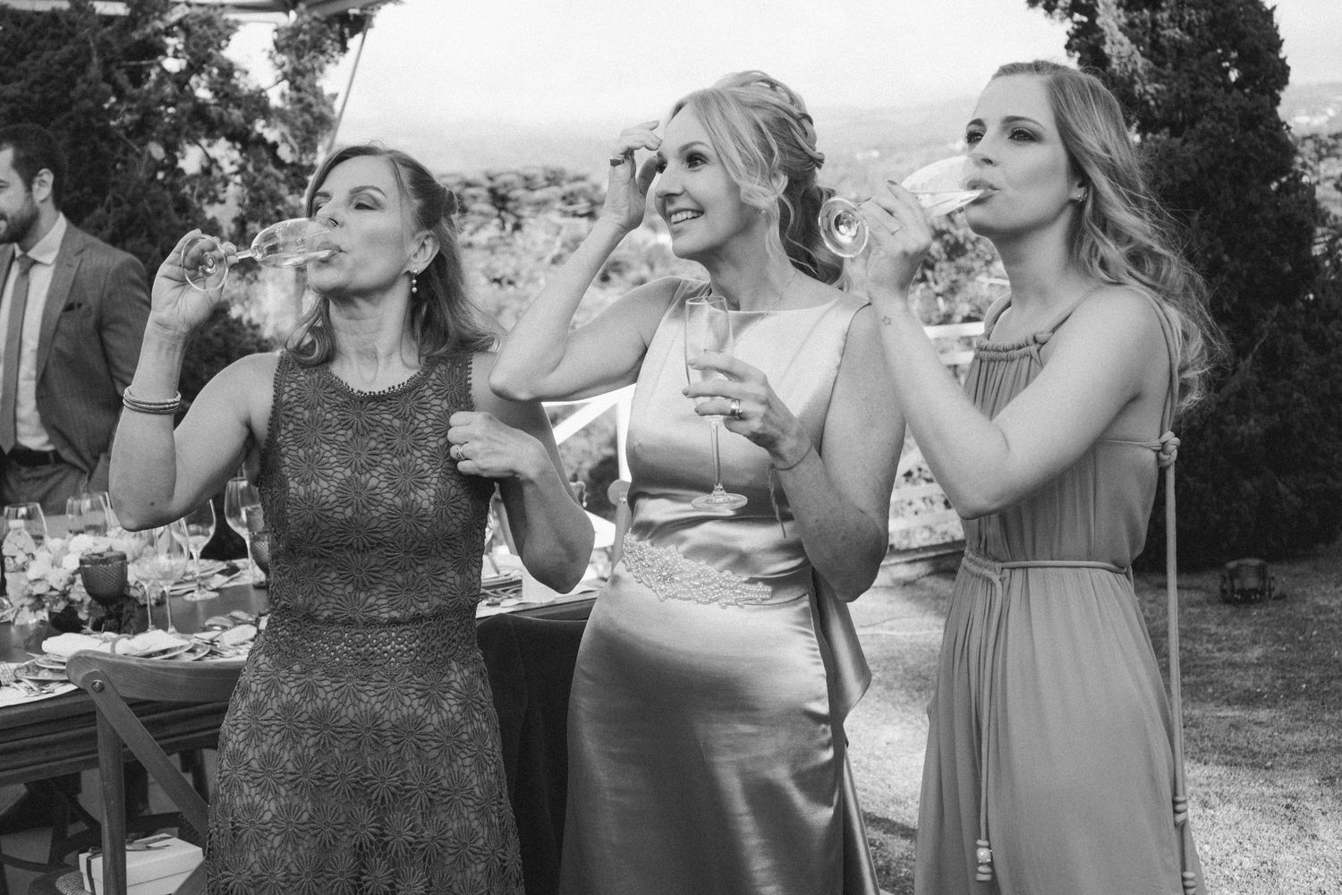 Noiva e madrinhas bebem e se divertem em festa de casamento © Clara e Matheus Fotógrafos para Casamentos