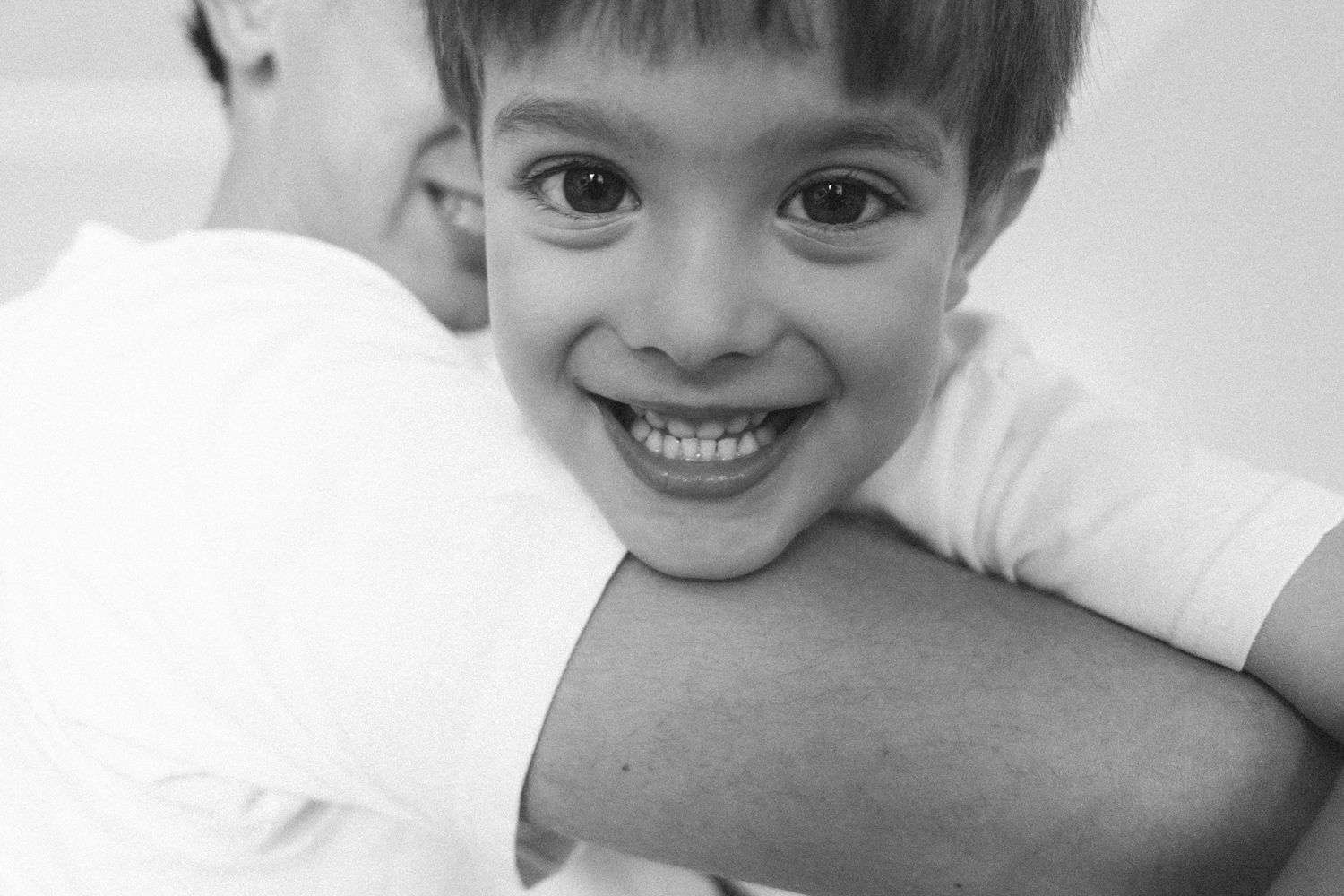 Garoto olha pra câmera fazendo uma careta © Clara e Matheus Fotógrafos de Casamentos