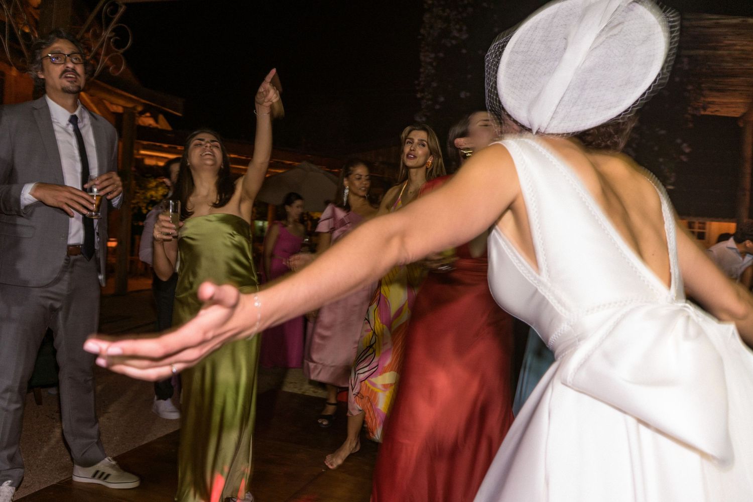 Noiva cantando junto com convidados durante a festa de casamento, convidados bebendo e curtindo a festa juntos
