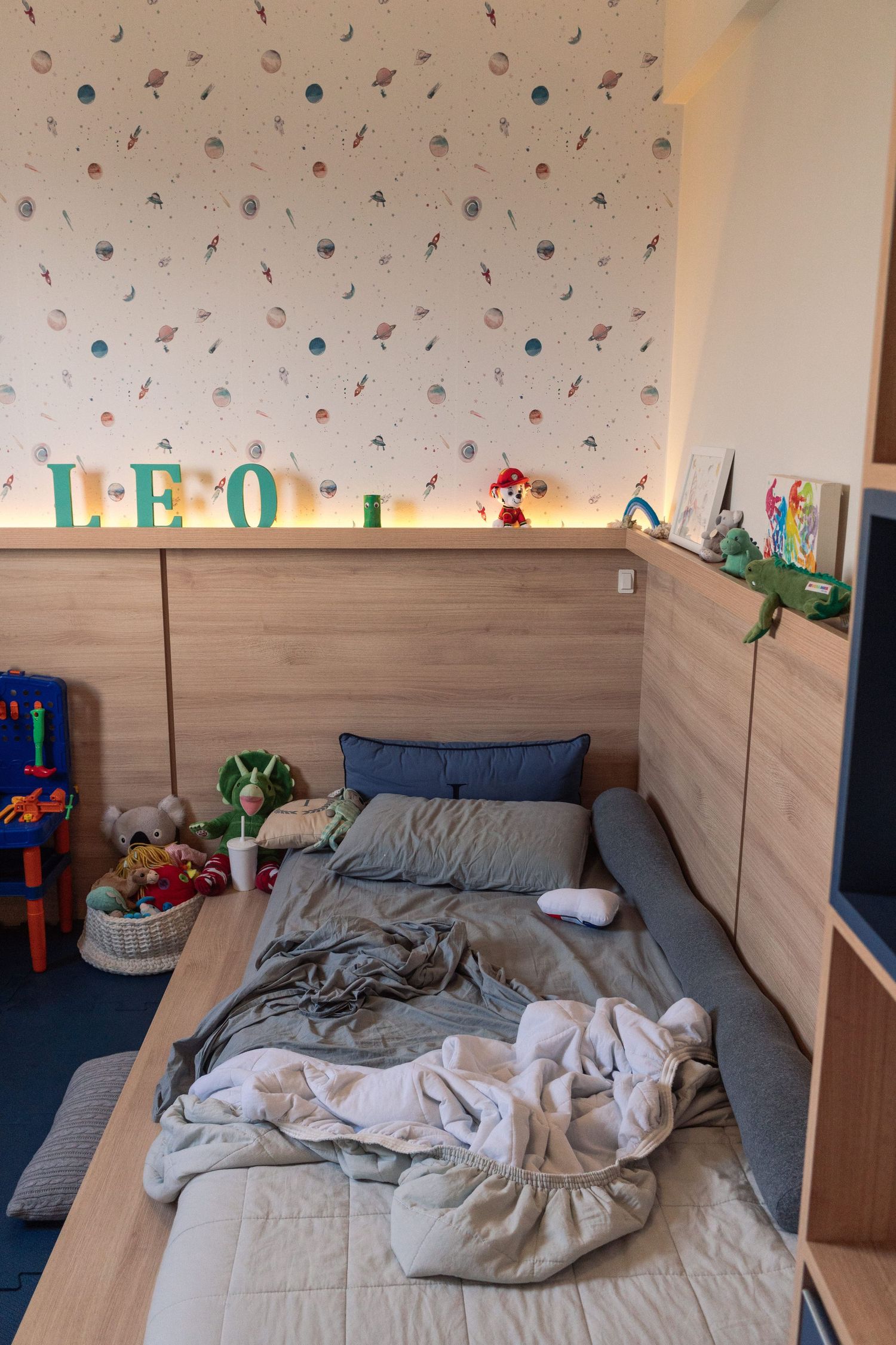 Quarto e cama bagunçada do garoto © Clara e Matheus Fotógrafos de Casamentos